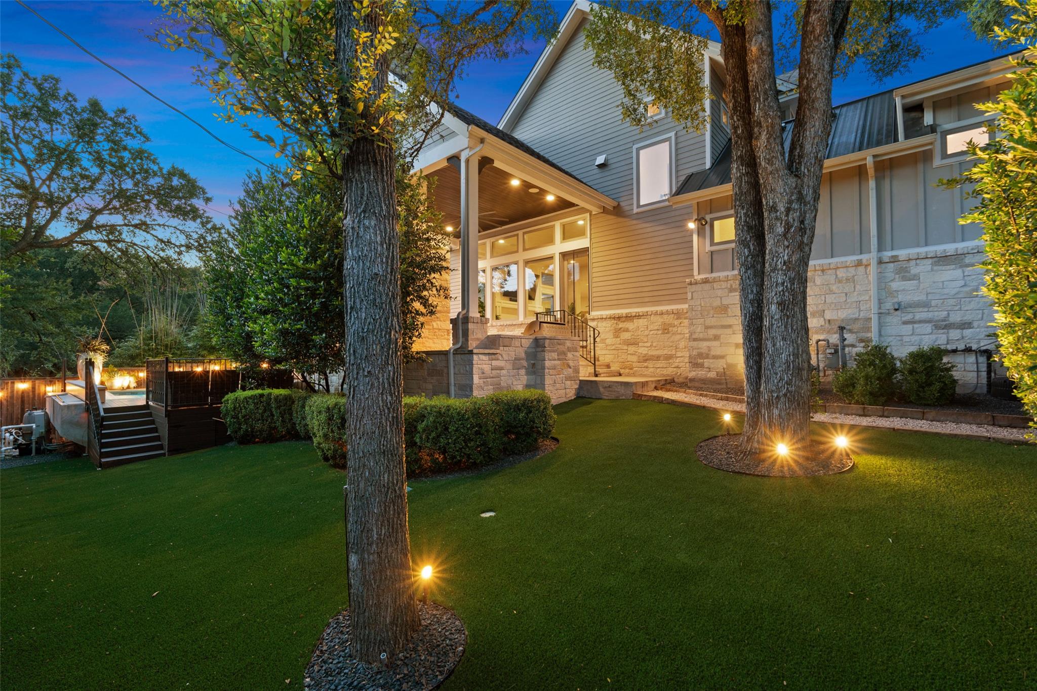 1002 Meriden LN