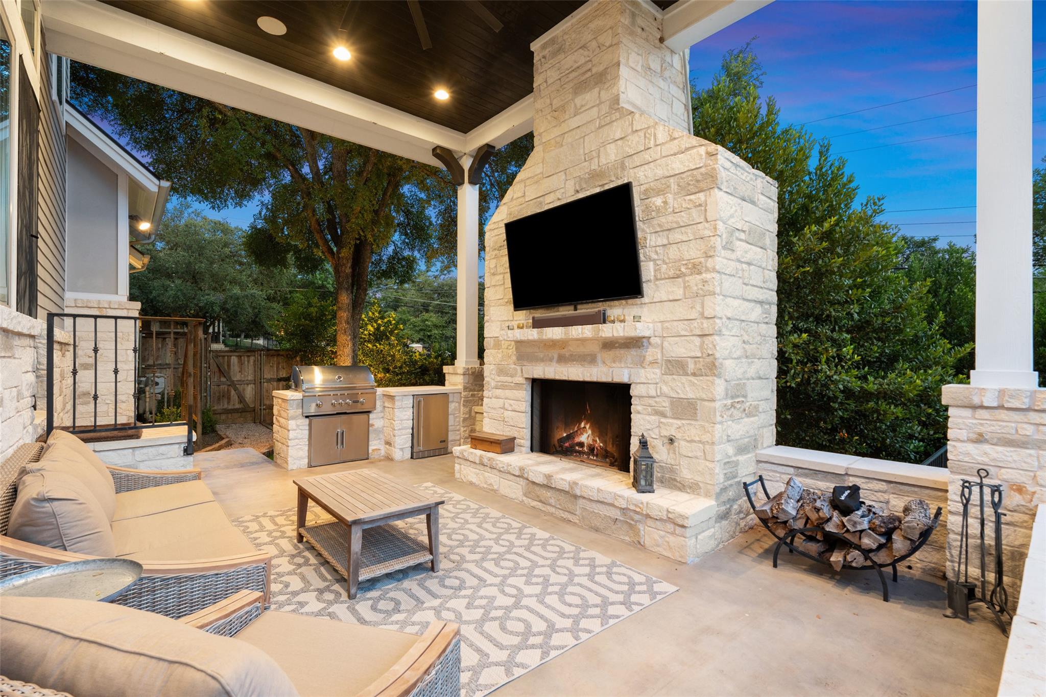 1002 Meriden LN