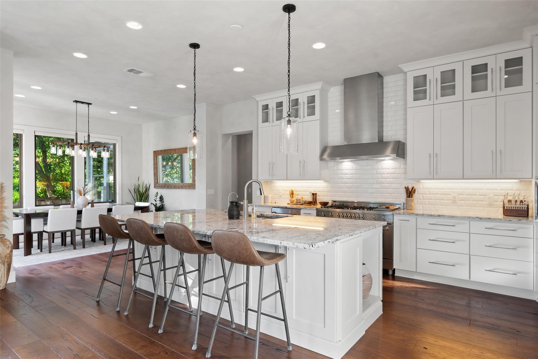 1002 Meriden LN