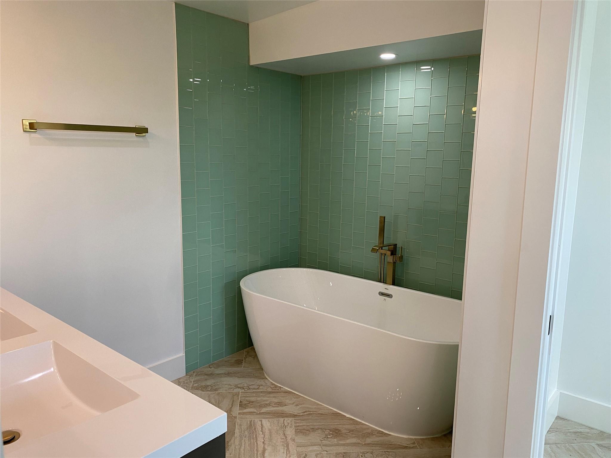 31 HEATHROW LN