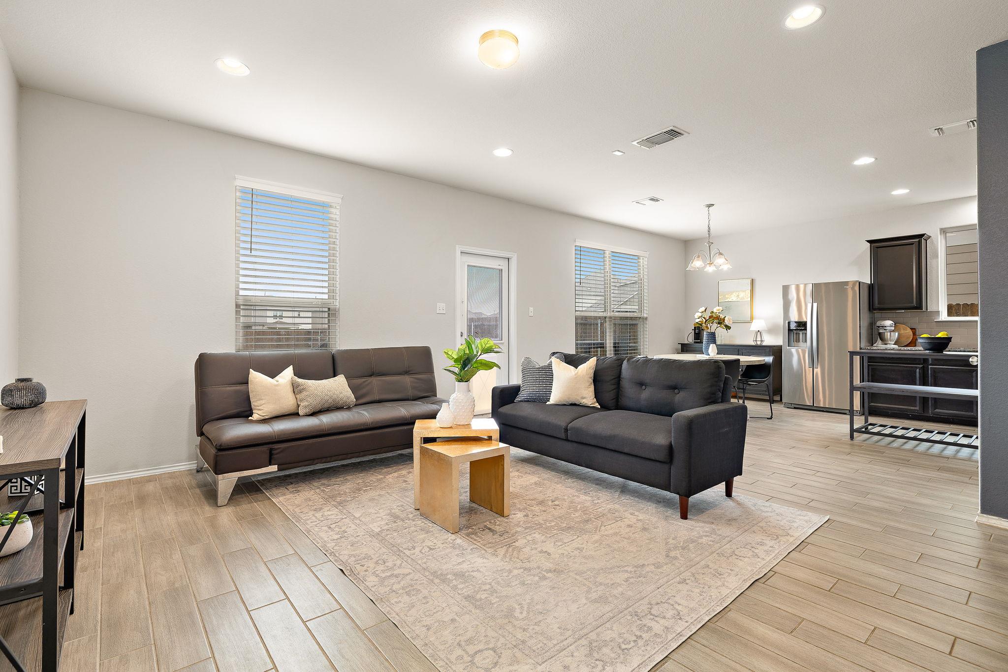 212 Compania DR