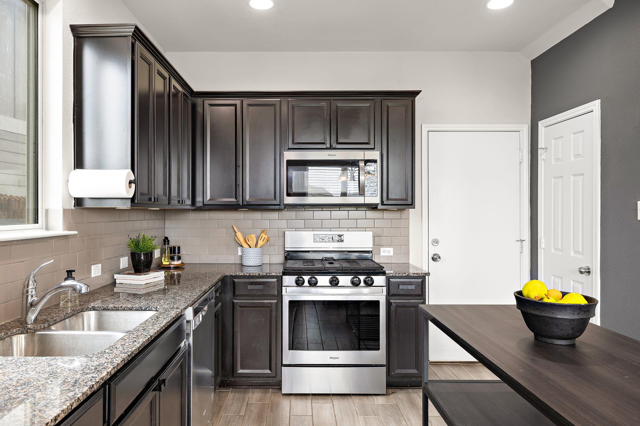 212 Compania DR