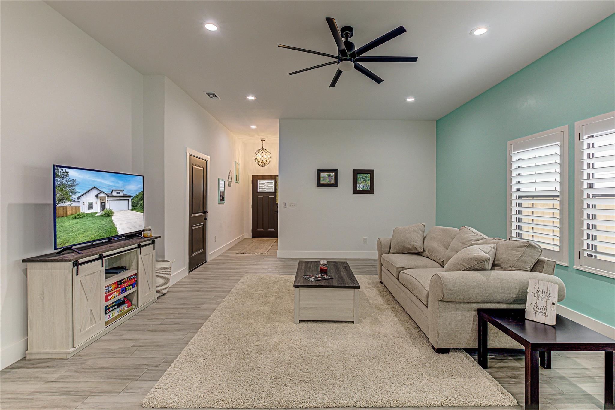 627 Aspen LN