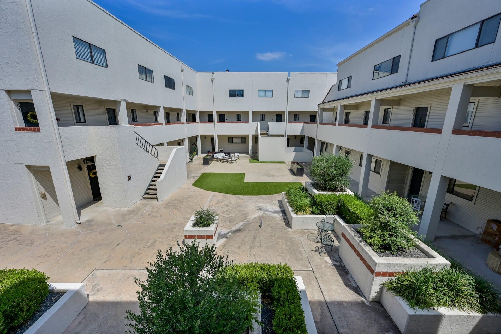 2605 Enfield RD # 220