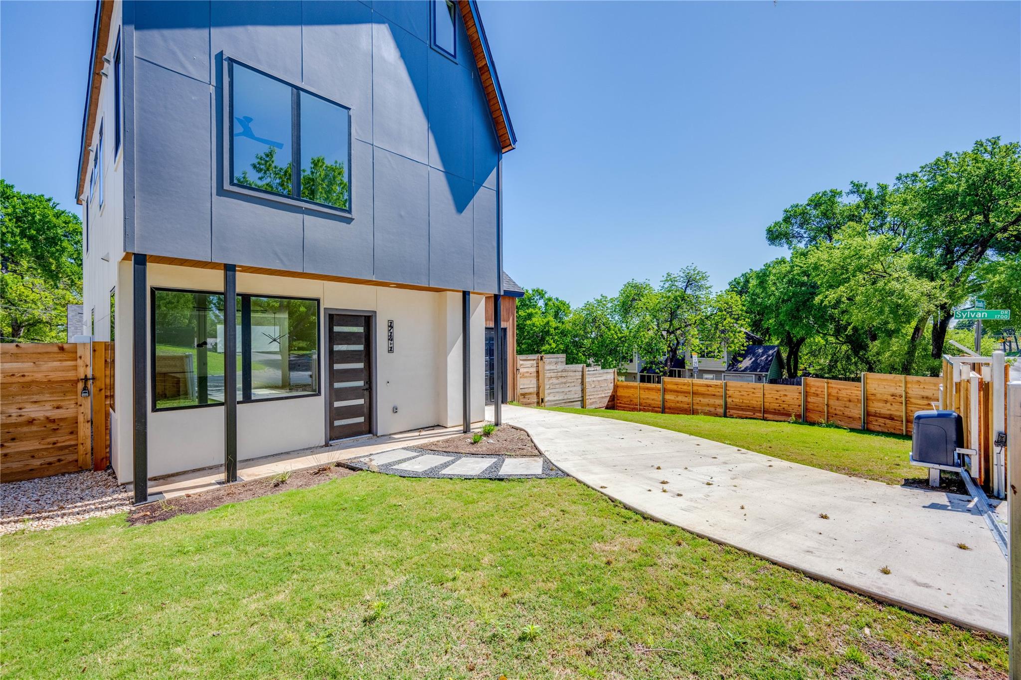 1714 Woodland Ave # 1