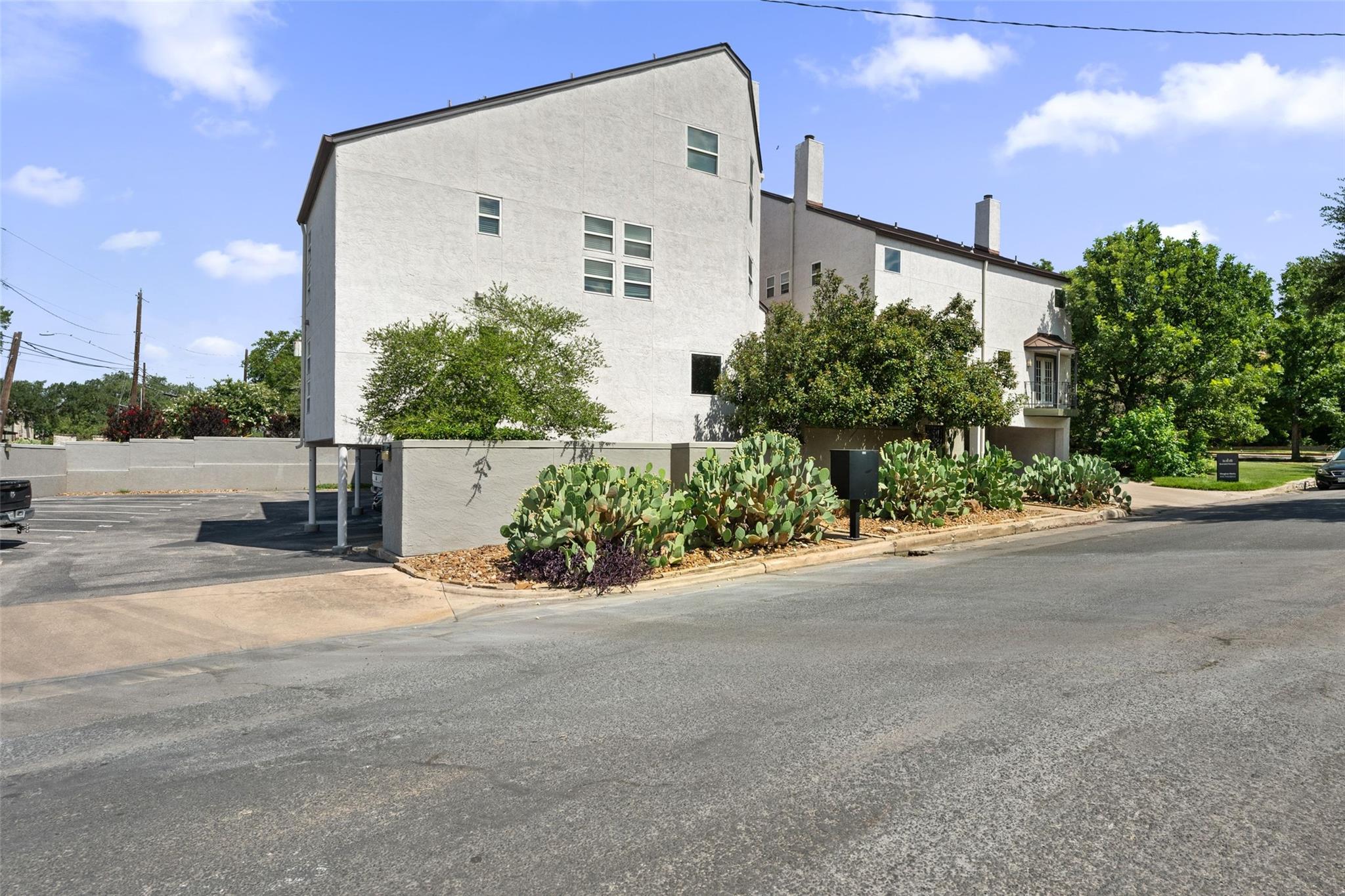 1500 Woodlawn BLVD # 304