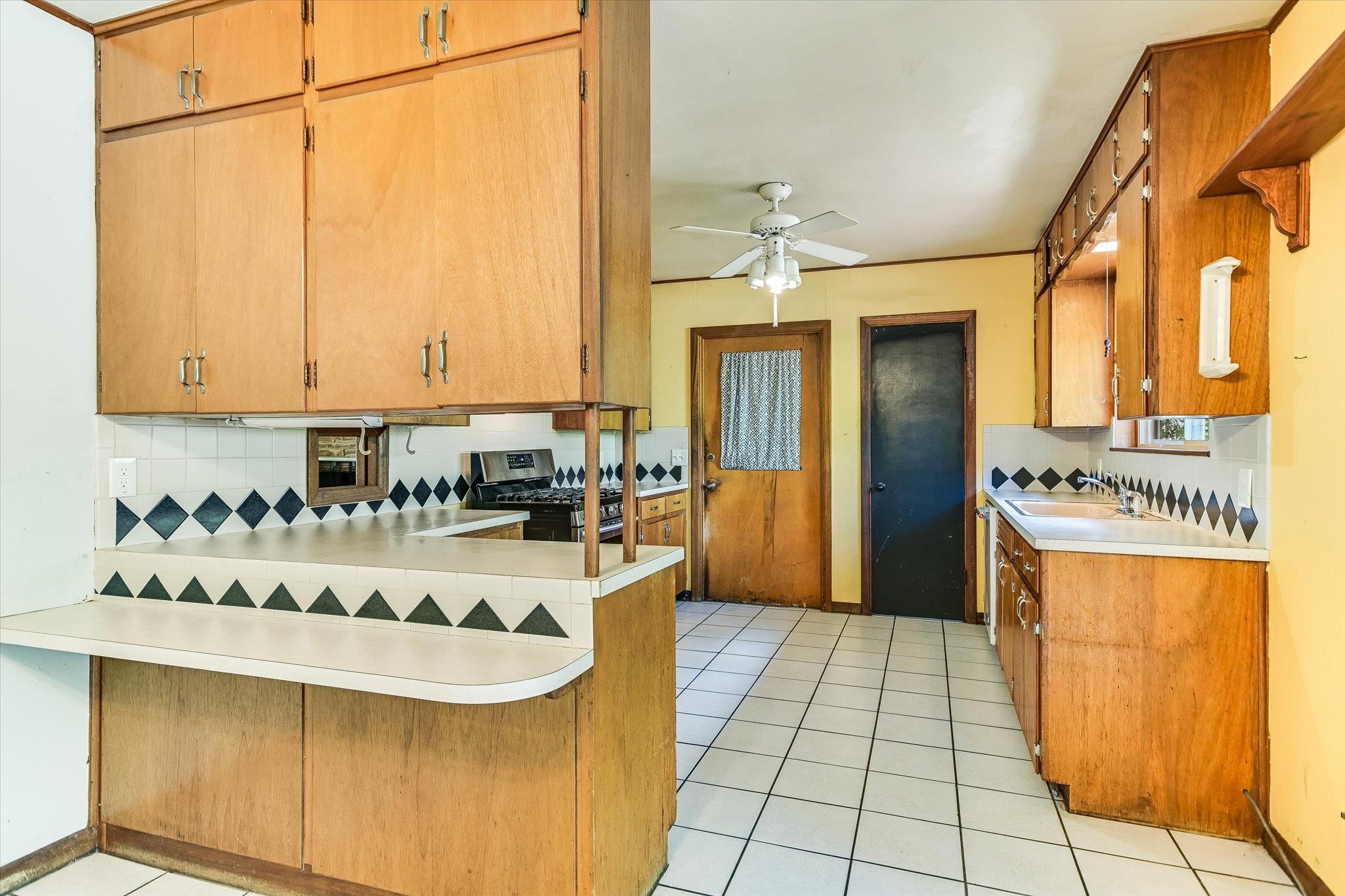 502 Sunset CIR