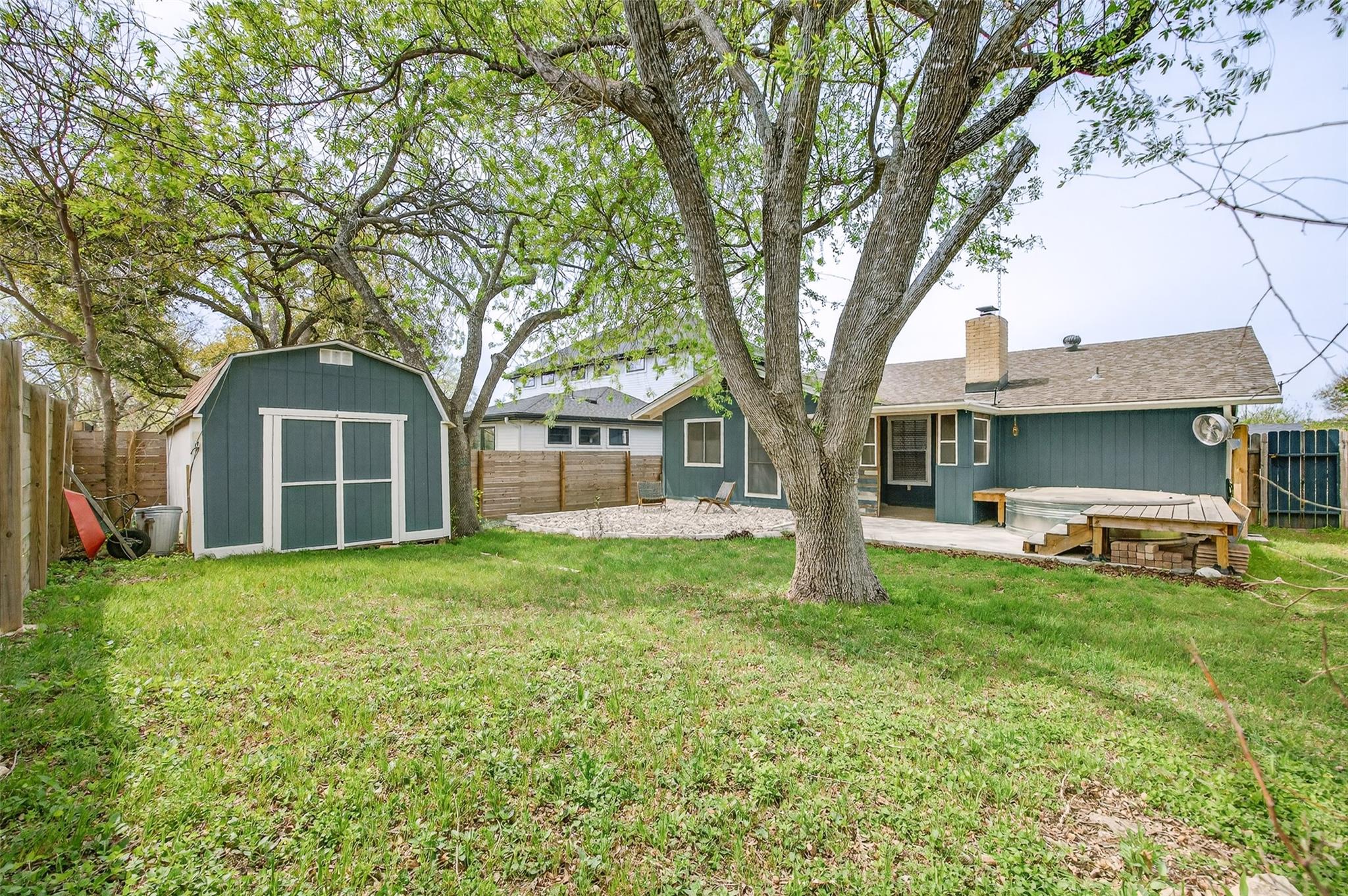 7025 Crosswood DR