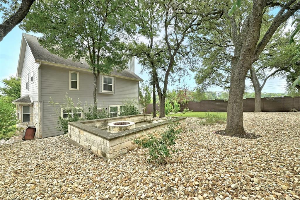 1111 E Riverside DR
