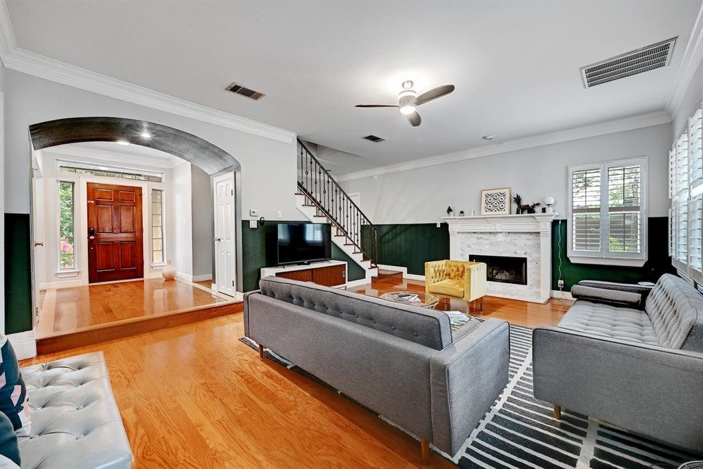 1111 E Riverside DR