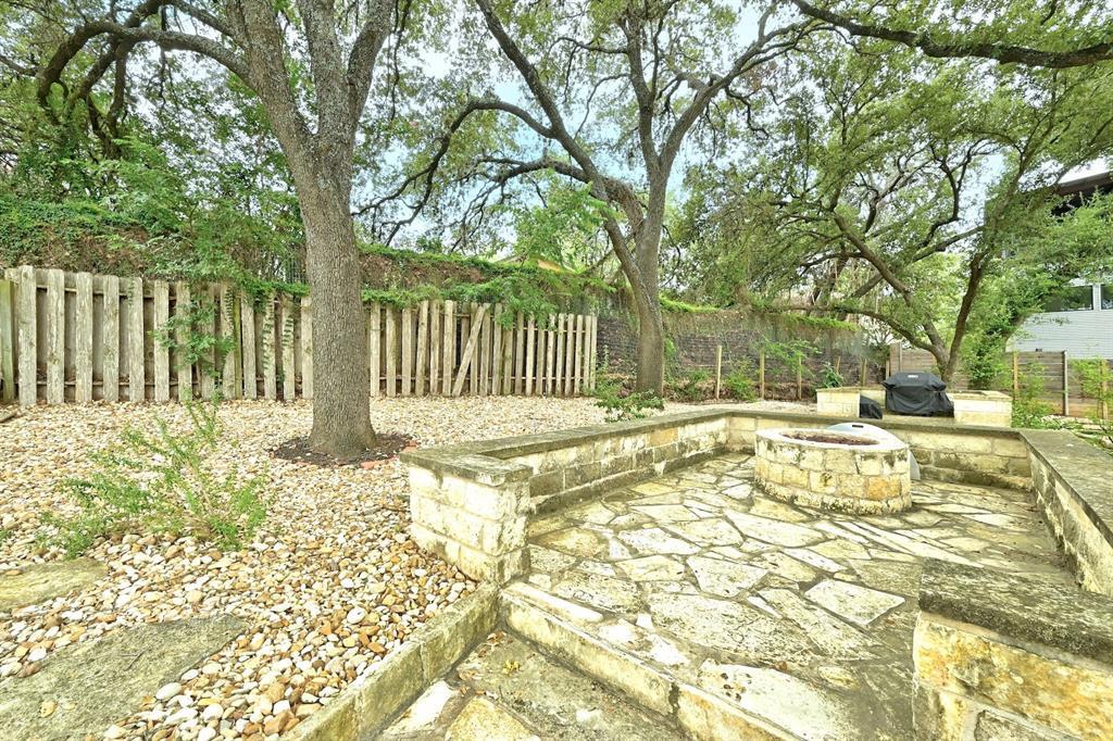 1111 E Riverside DR