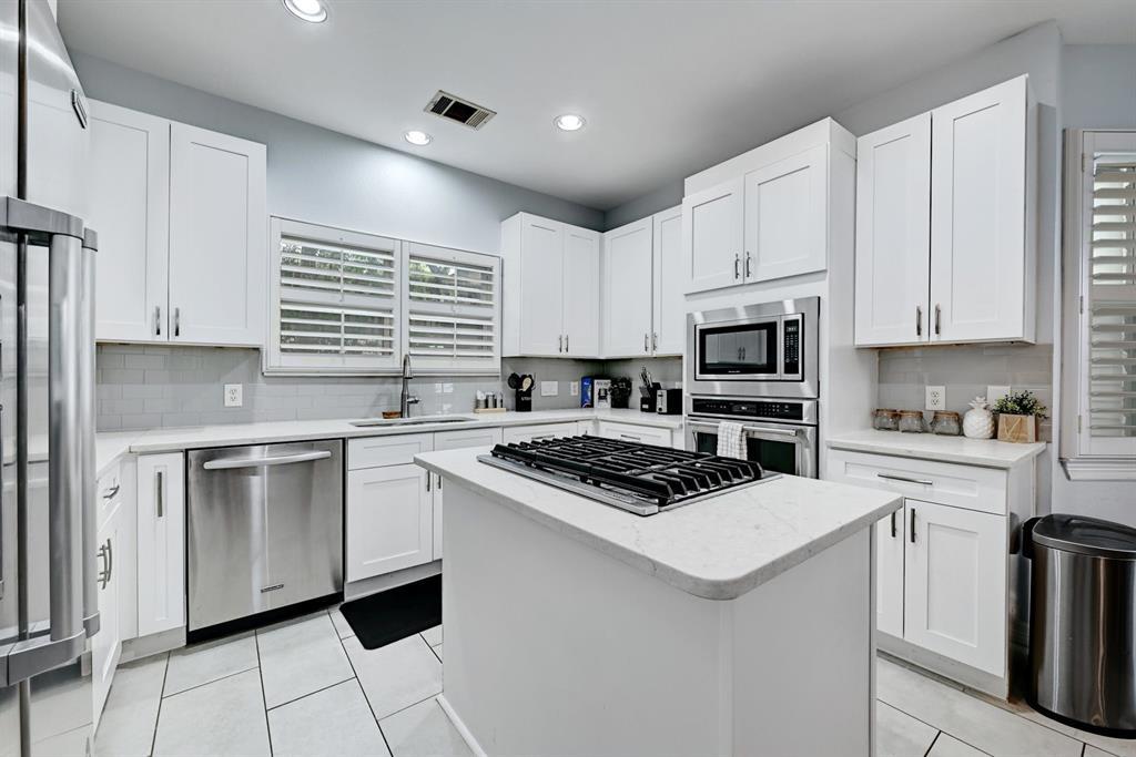 1111 E Riverside DR