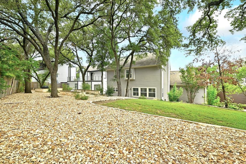 1111 E Riverside DR