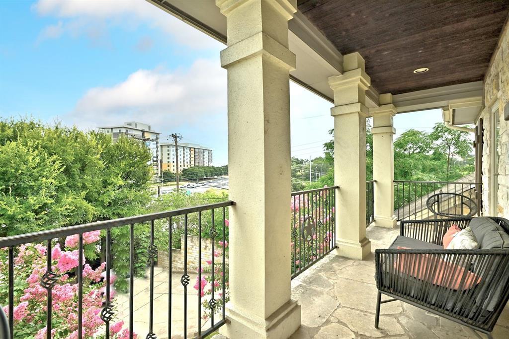 1111 E Riverside DR