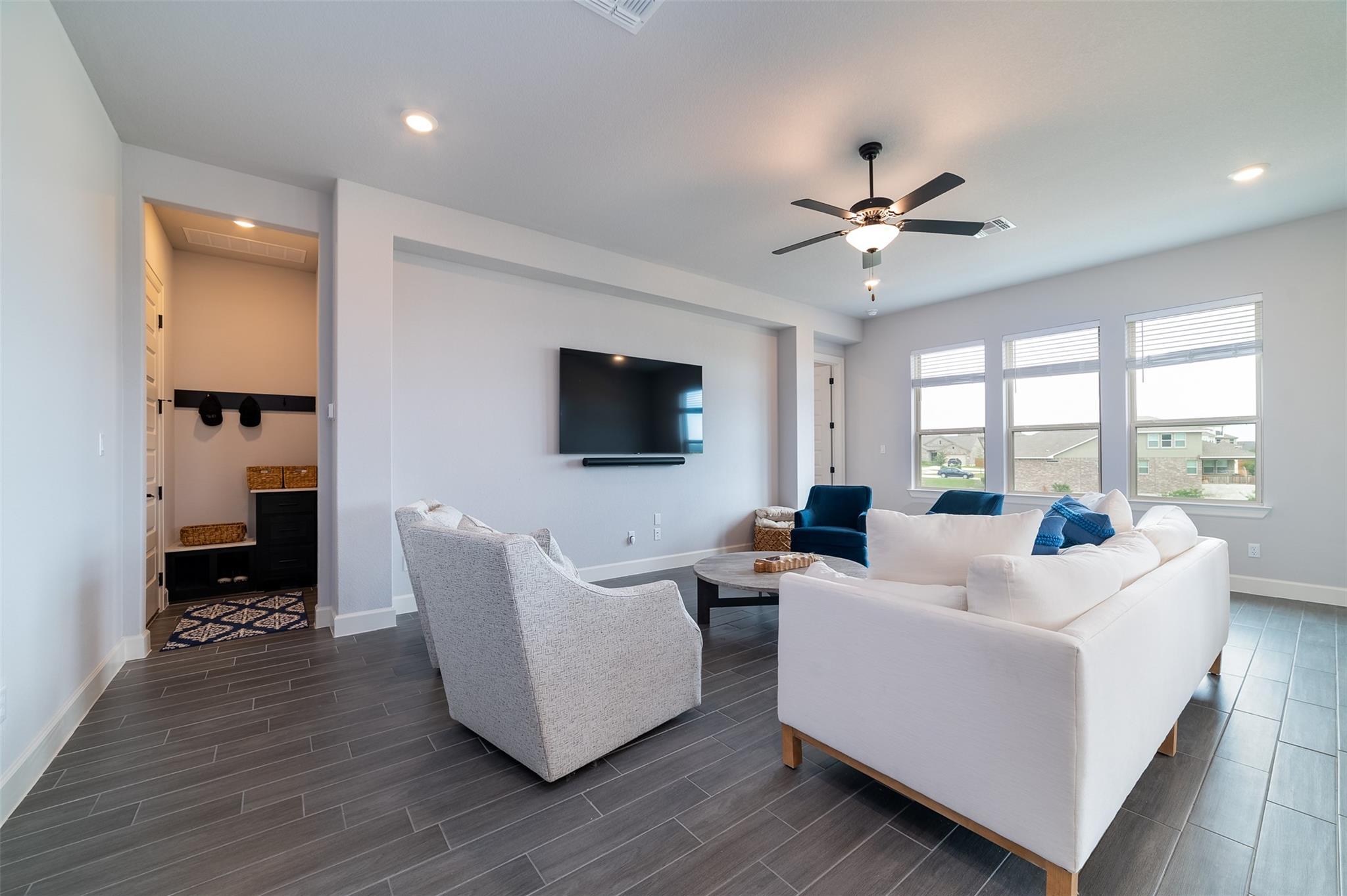 6816 Empresa DR