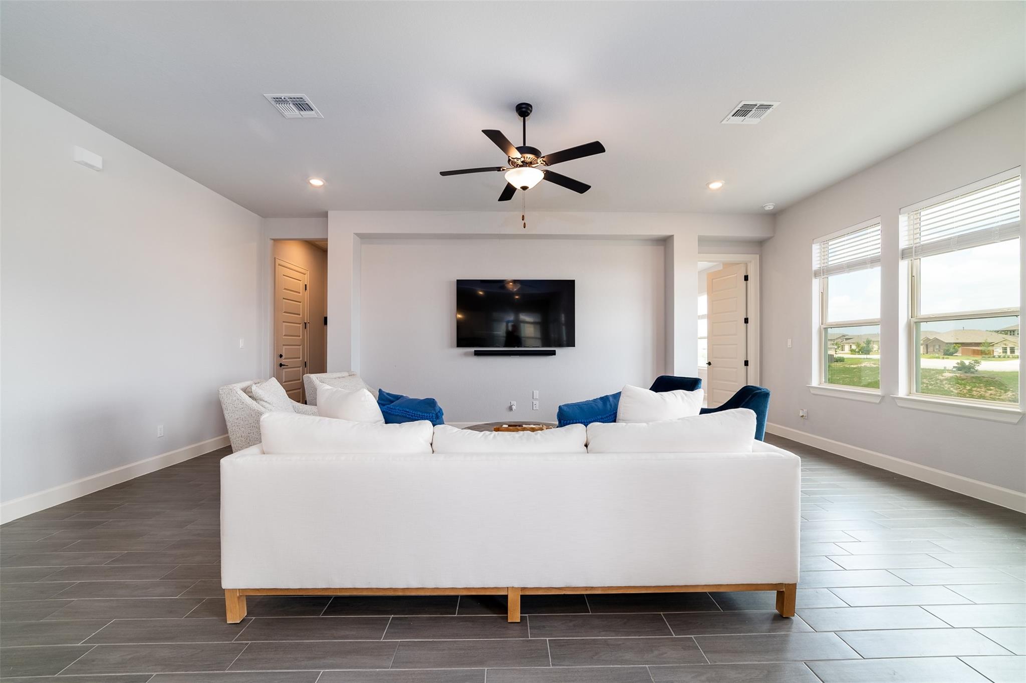 6816 Empresa DR