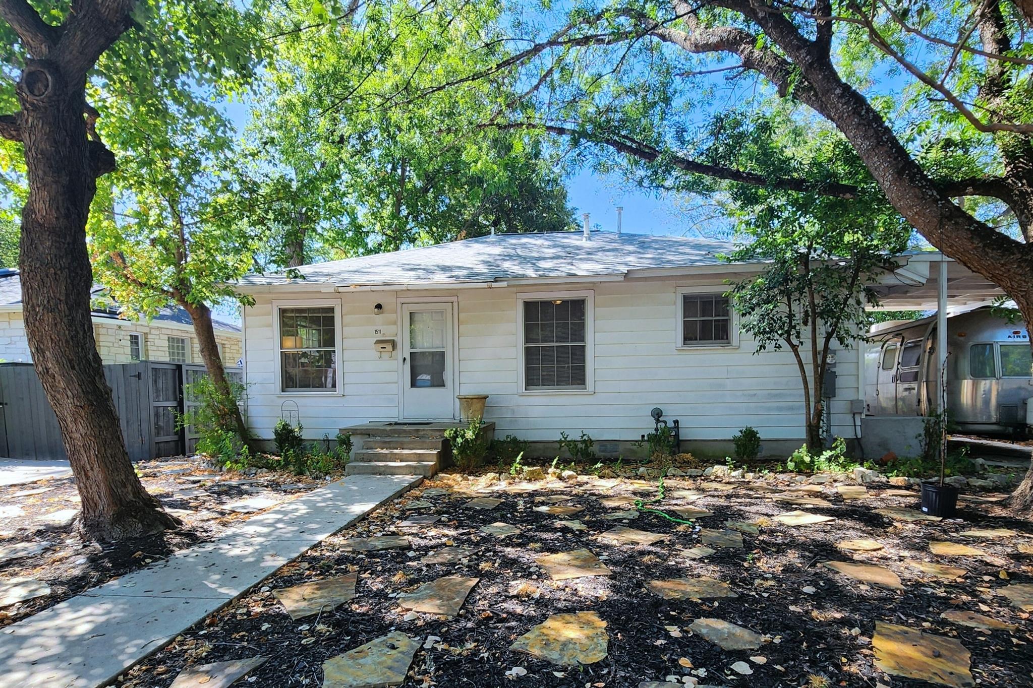 1511 Alguno RD, Austin