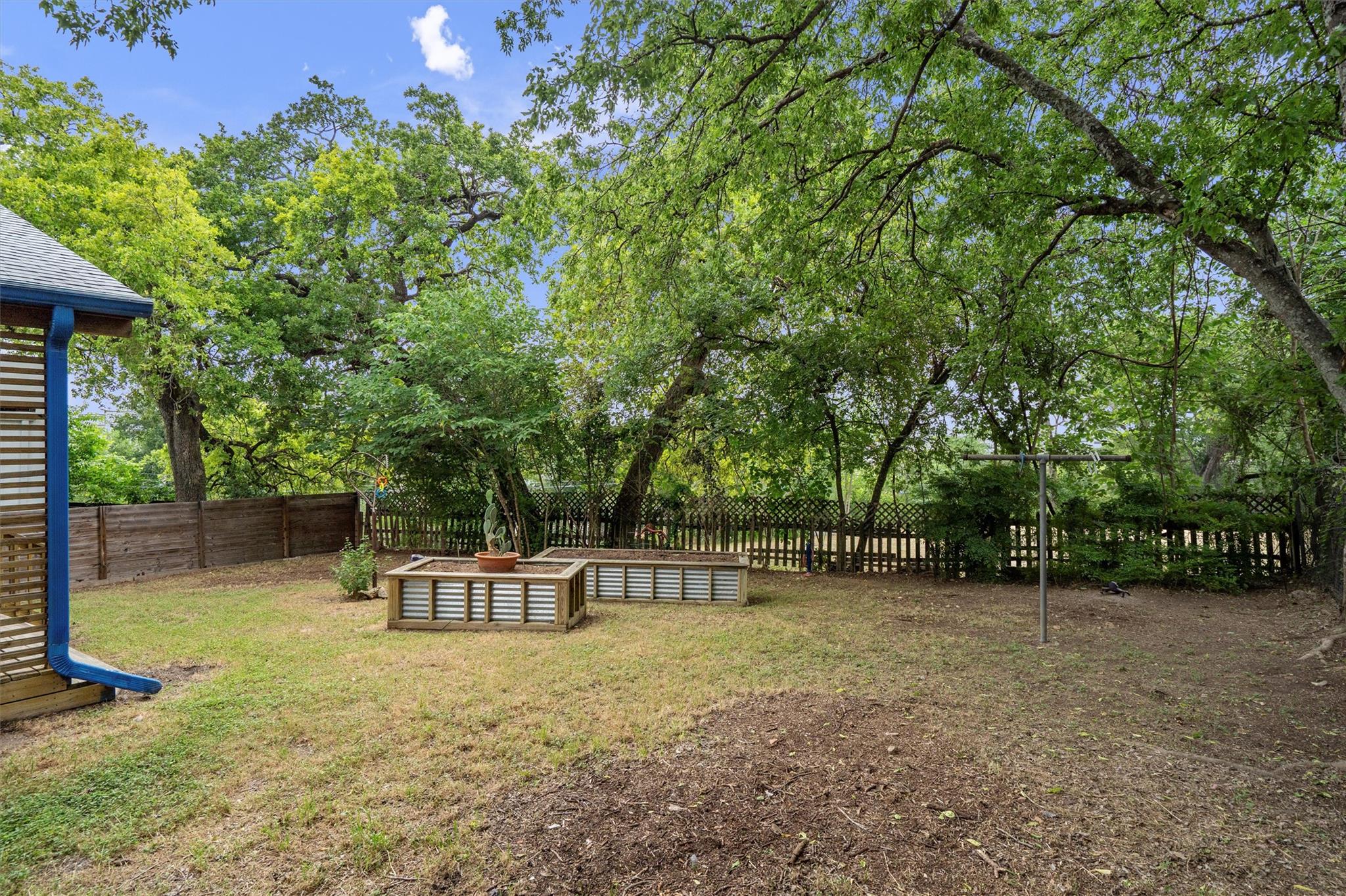 1105 Upland DR