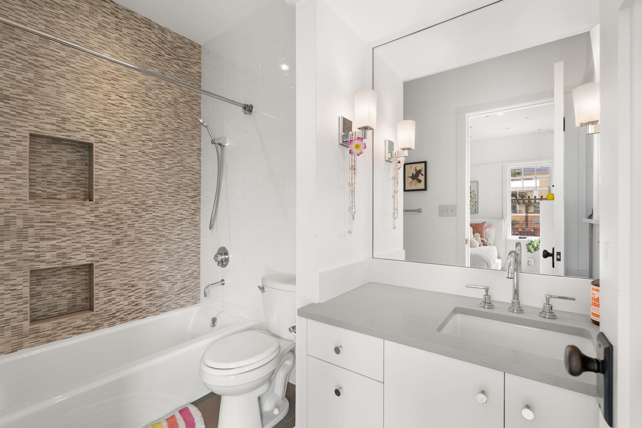 3015 & 3013 Washington Square SQ