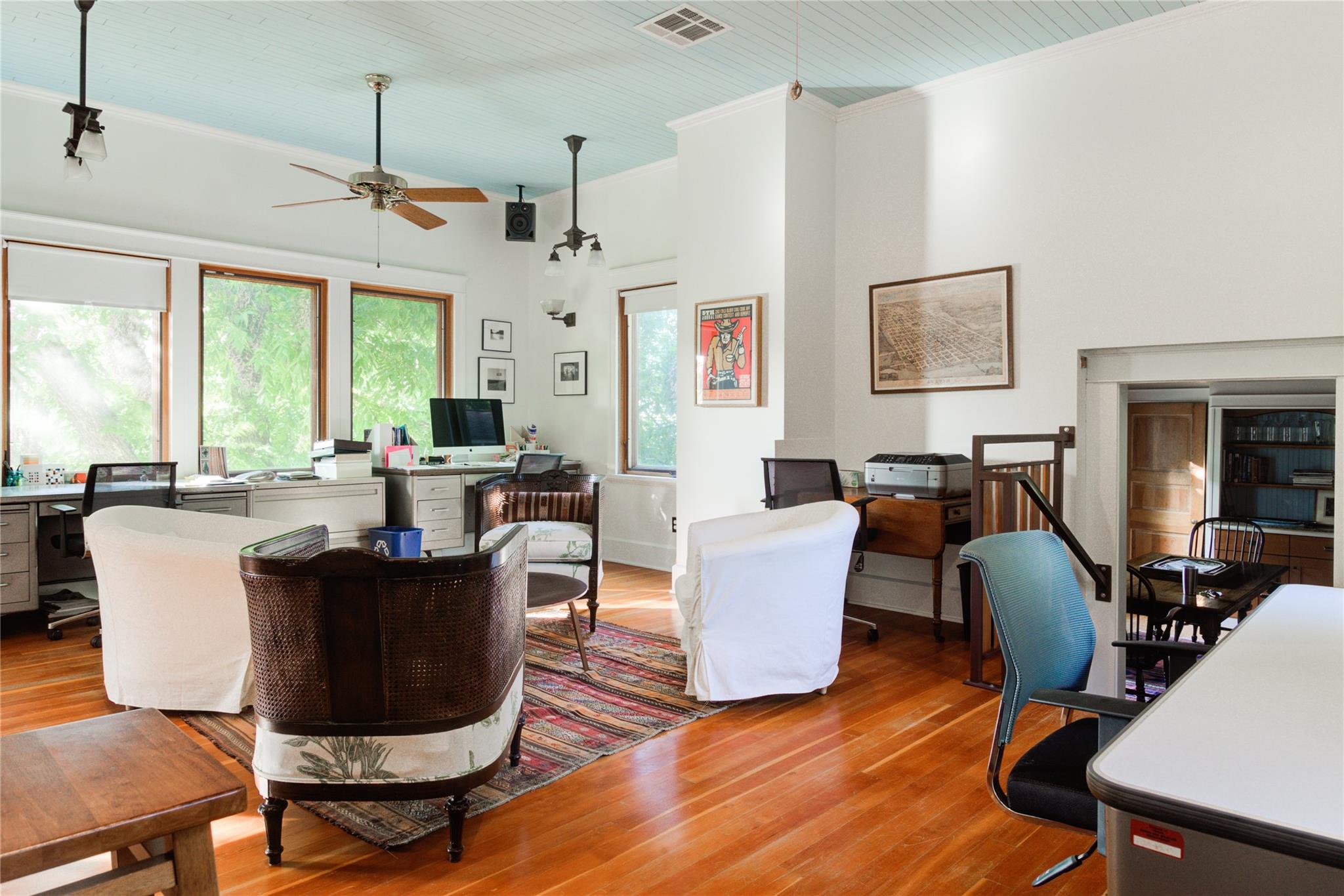 609 W Mary ST