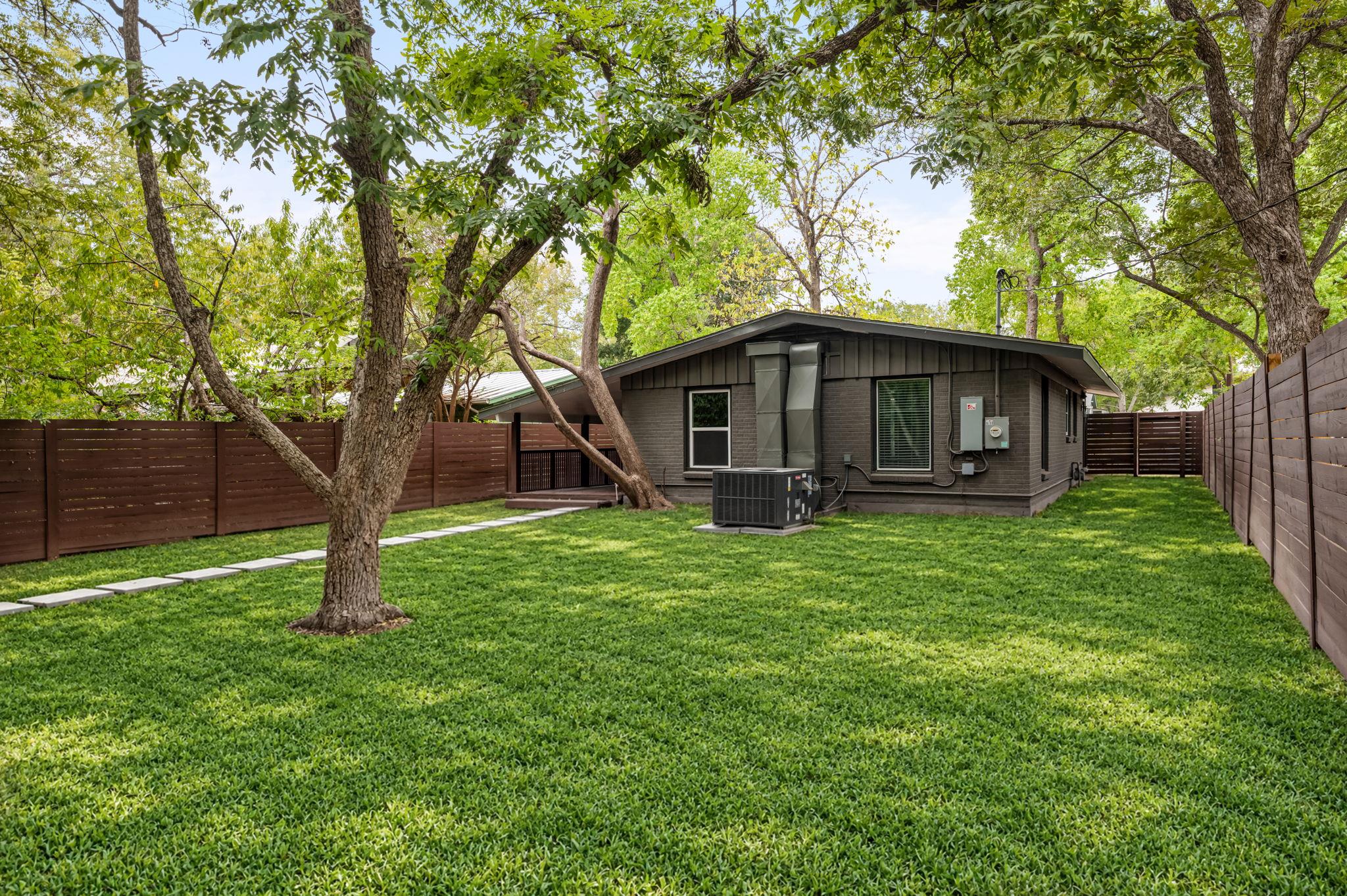 6503 Linda LN