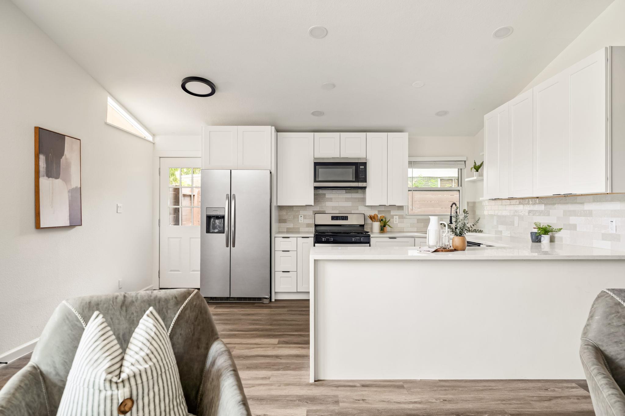 6503 Linda LN