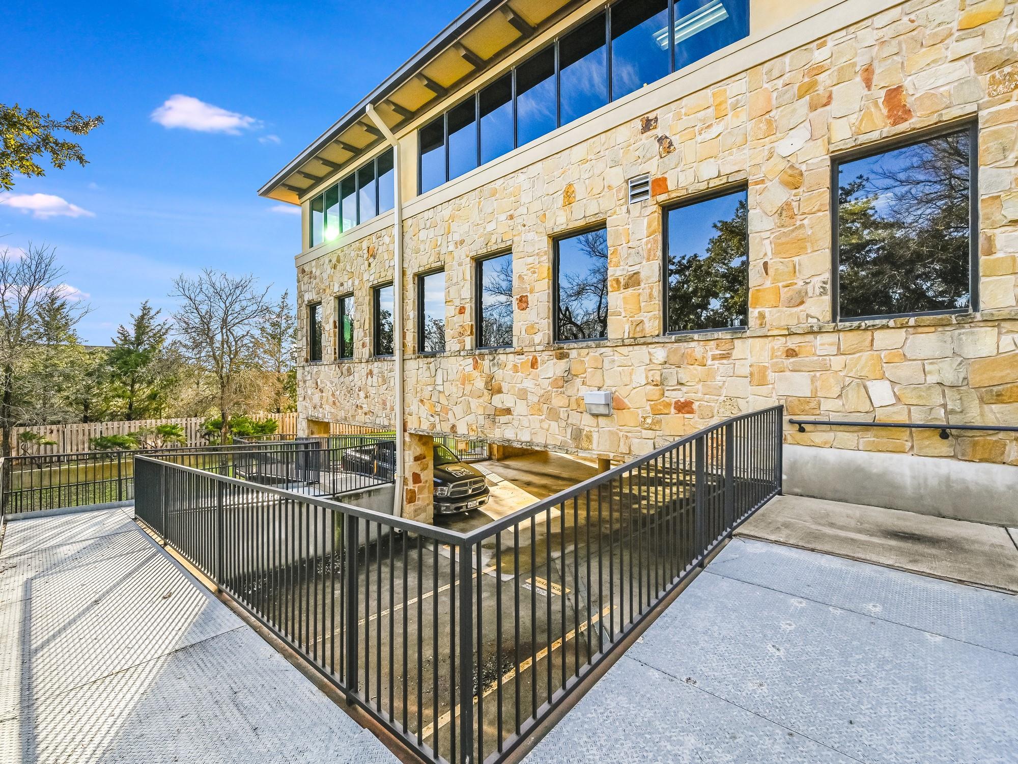 3 Lakeway Centre CT Unit: 110