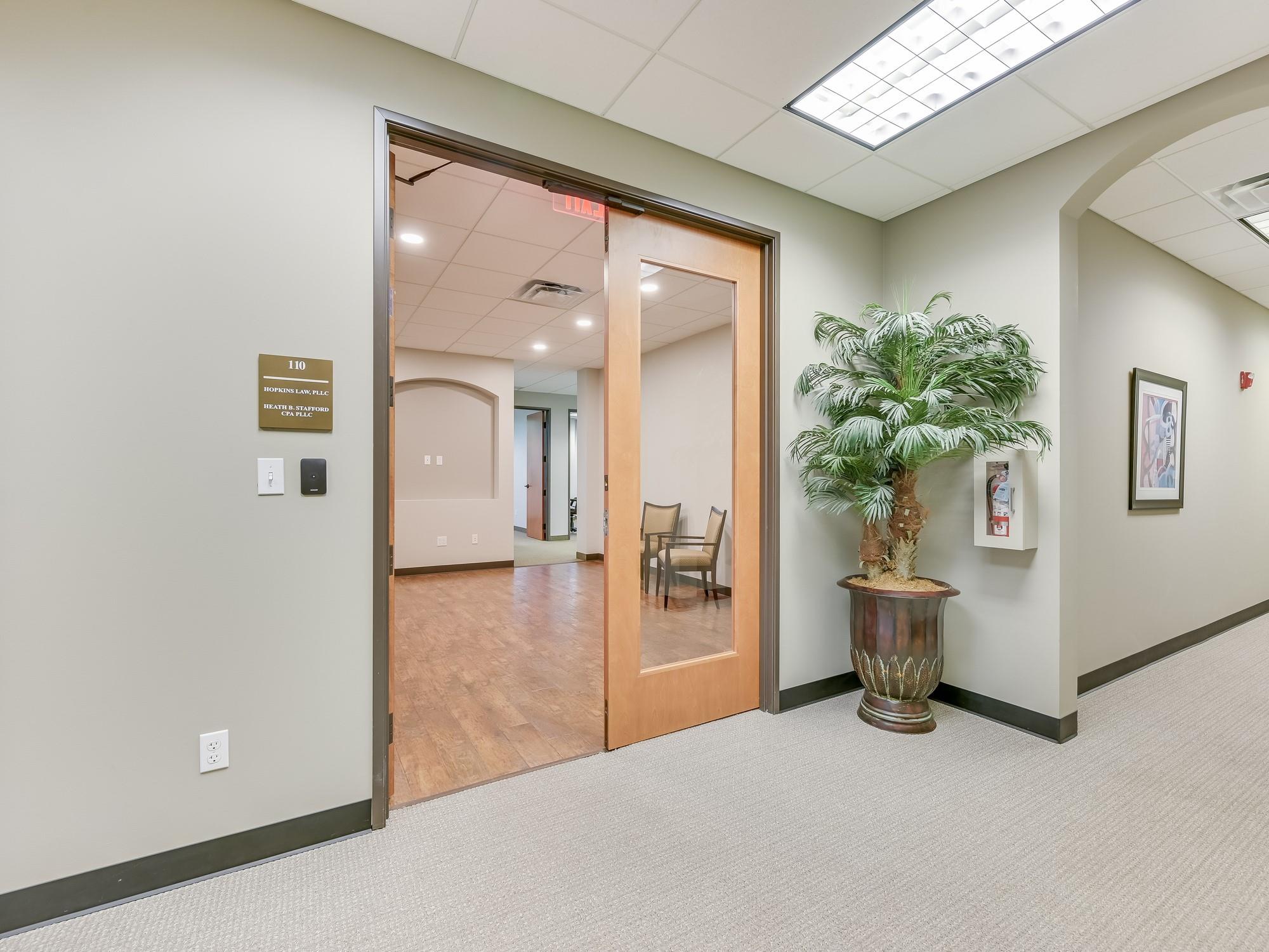 3 Lakeway Centre CT Unit: 110
