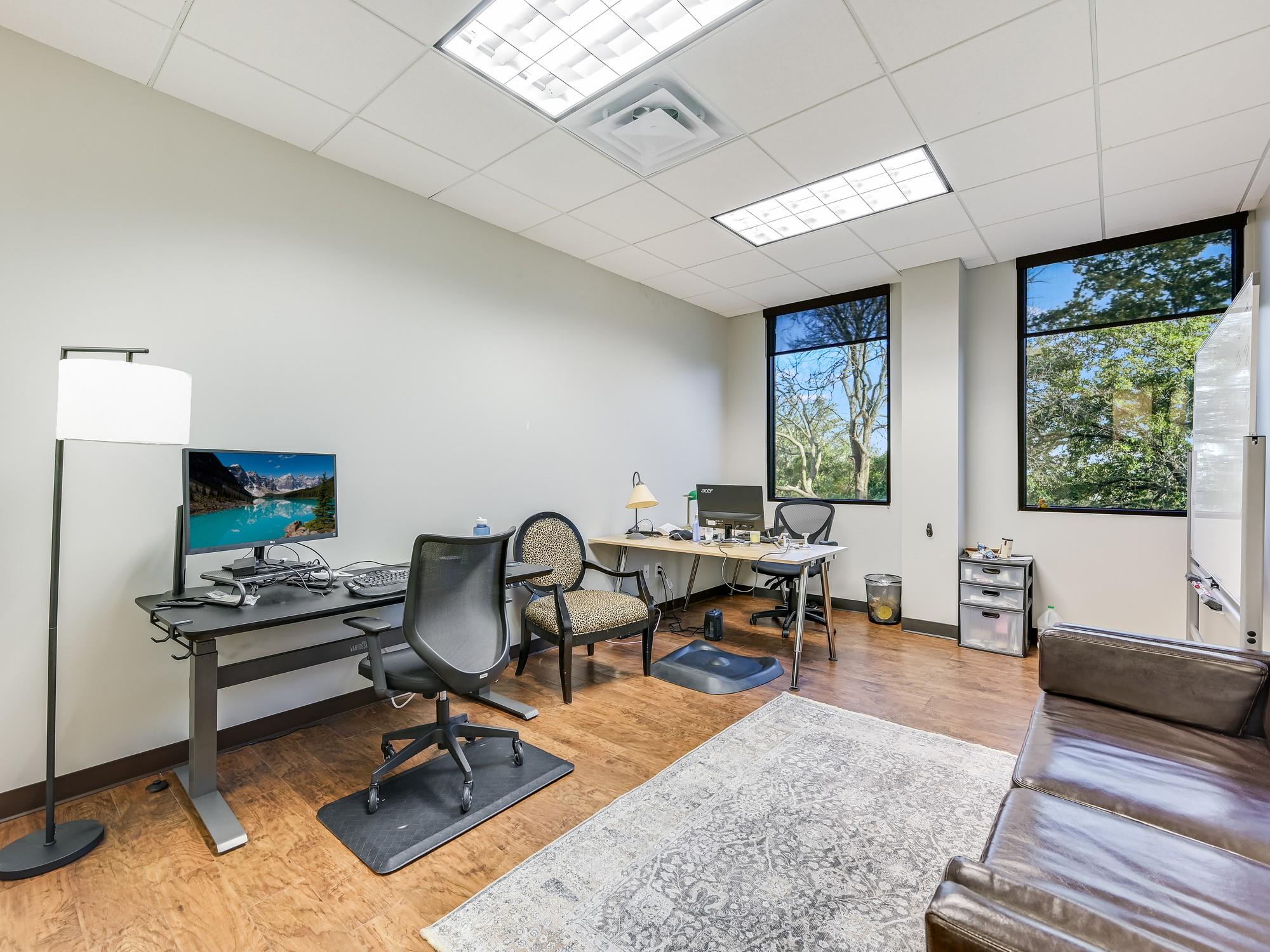 3 Lakeway Centre CT Unit: 110