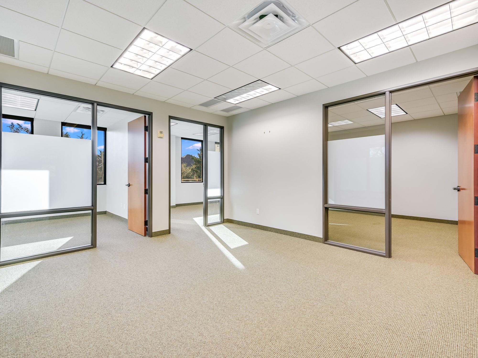 3 Lakeway Centre CT Unit: 110