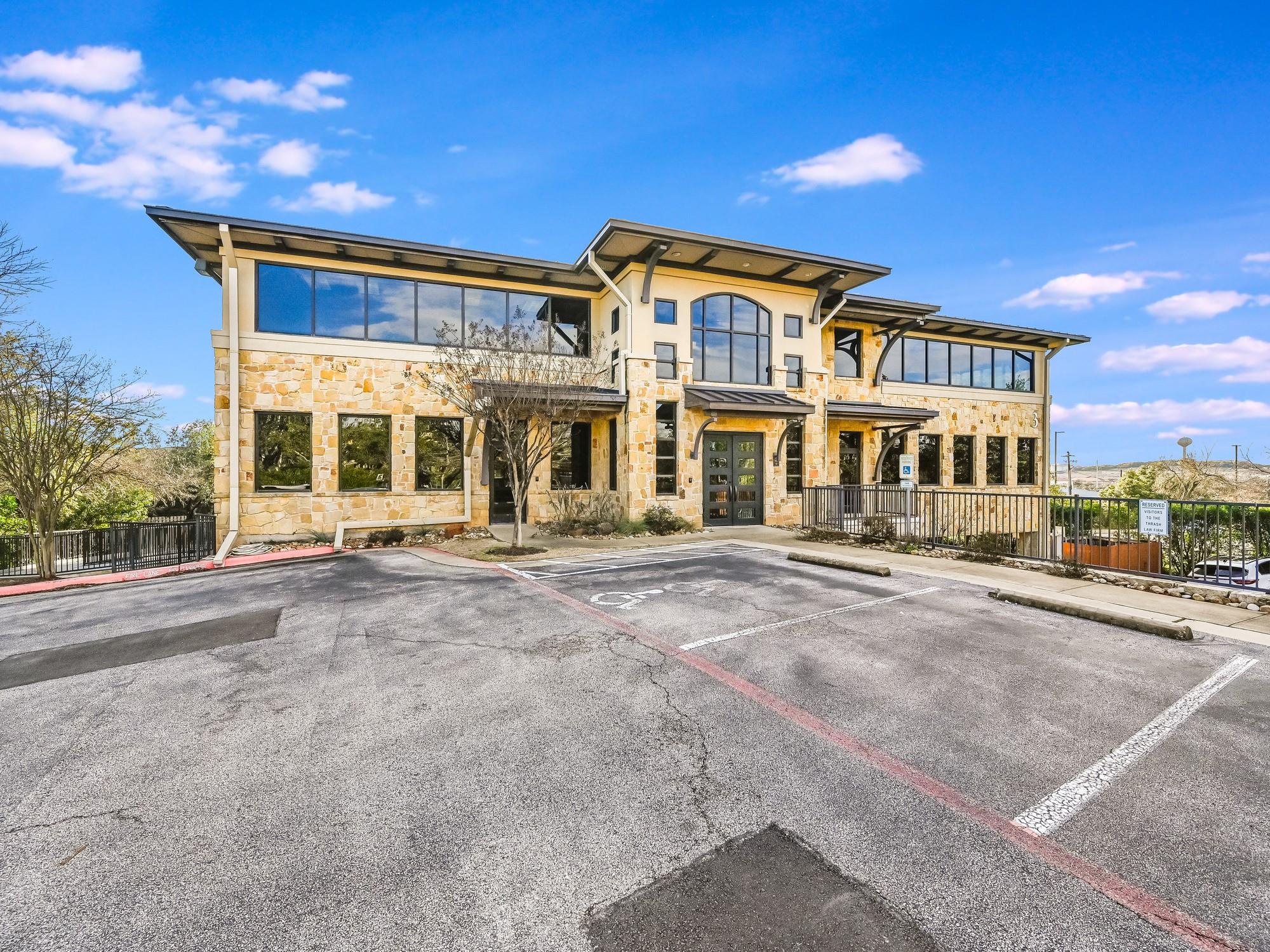 3 Lakeway Centre CT Unit: 110