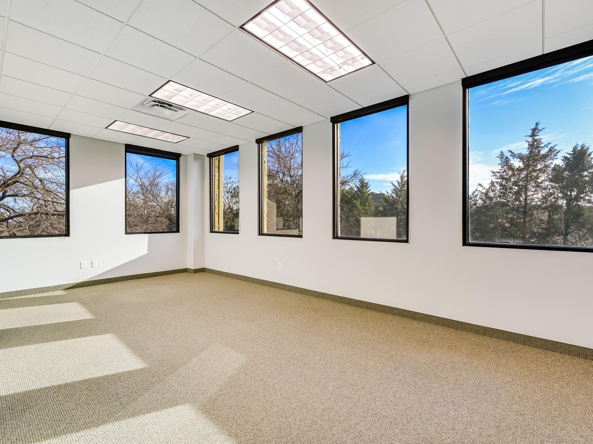 3 Lakeway Centre CT Unit: 110