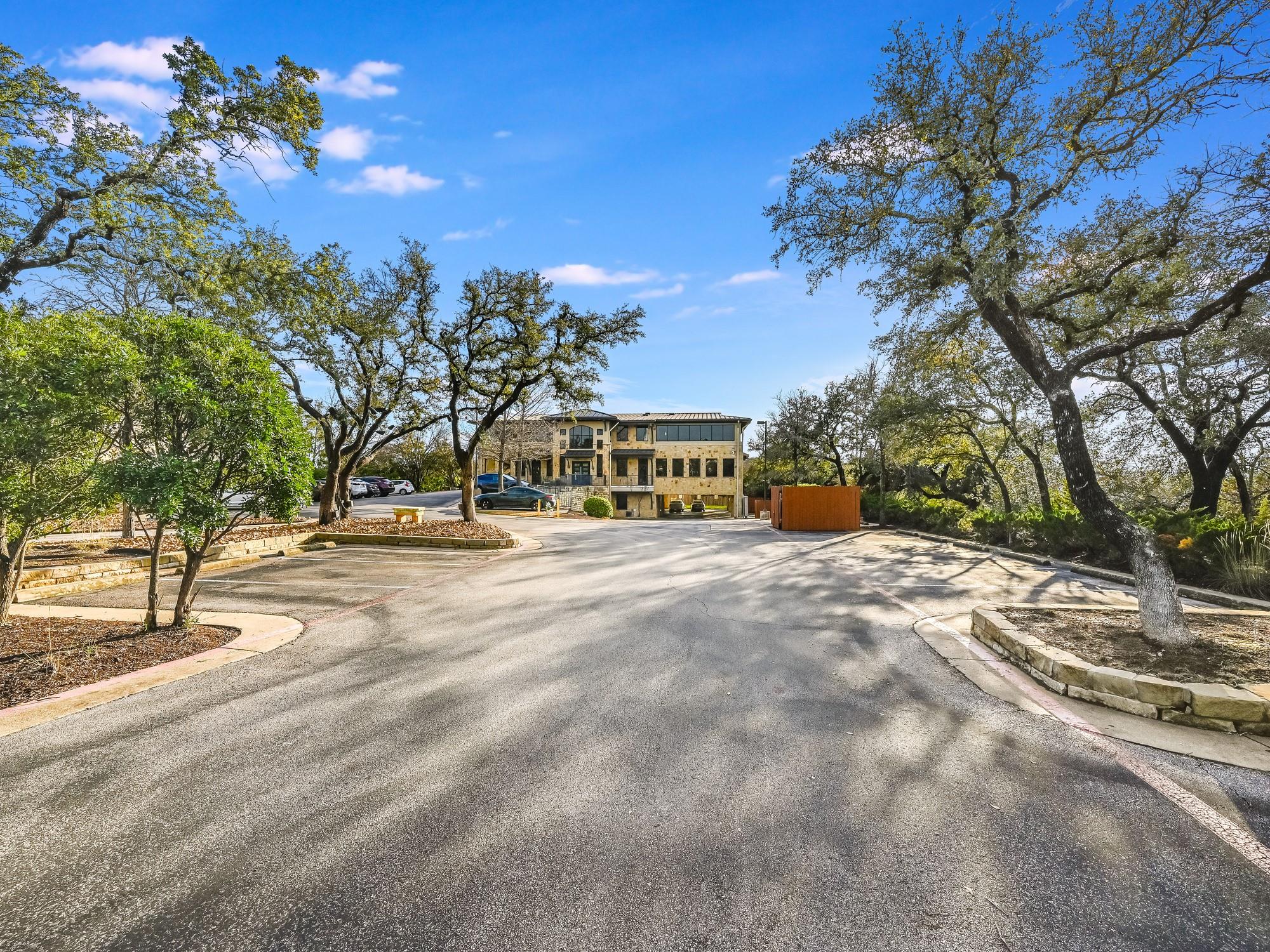 3 Lakeway Centre CT Unit: 110