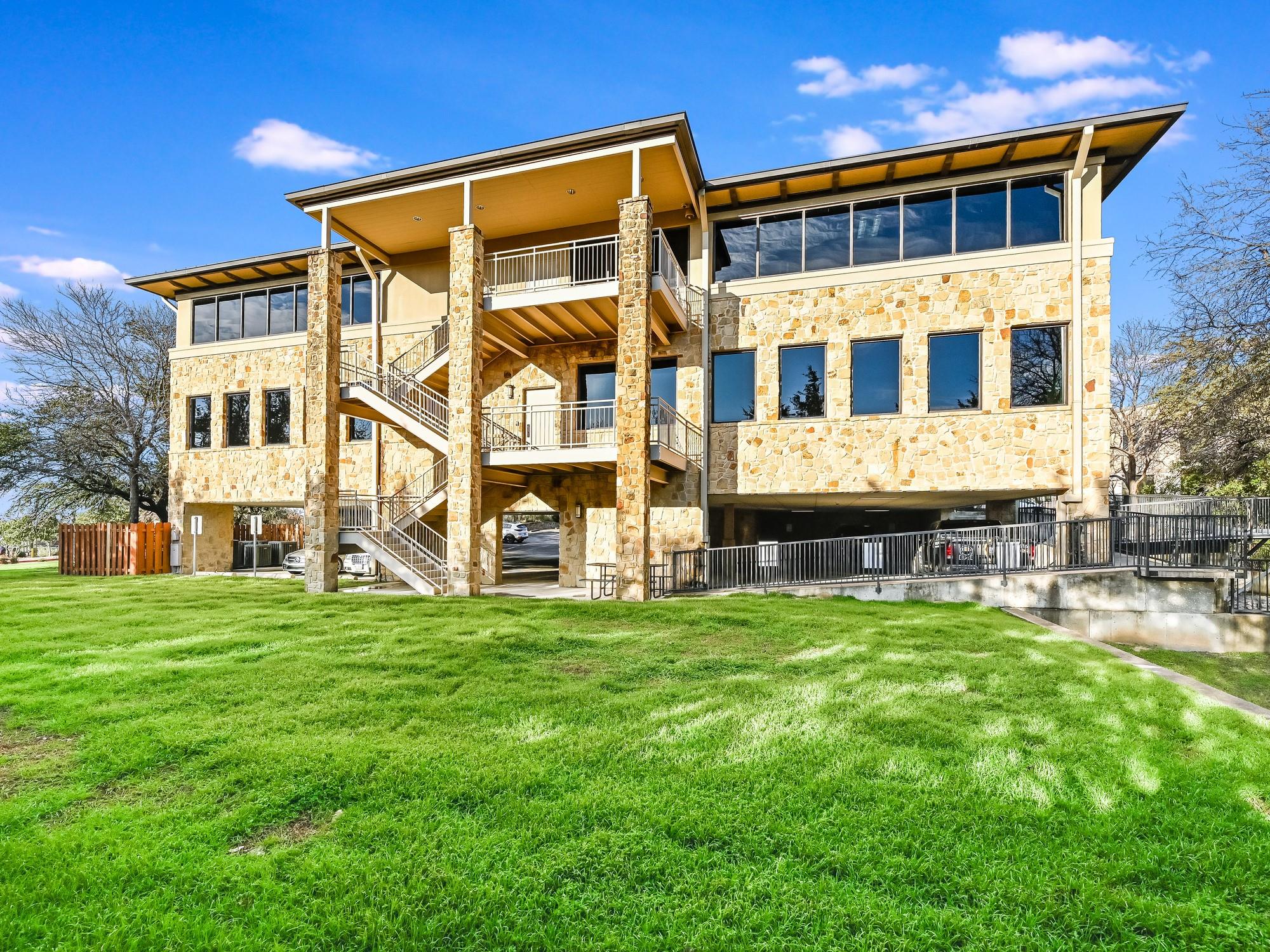 3 Lakeway Centre CT Unit: 110