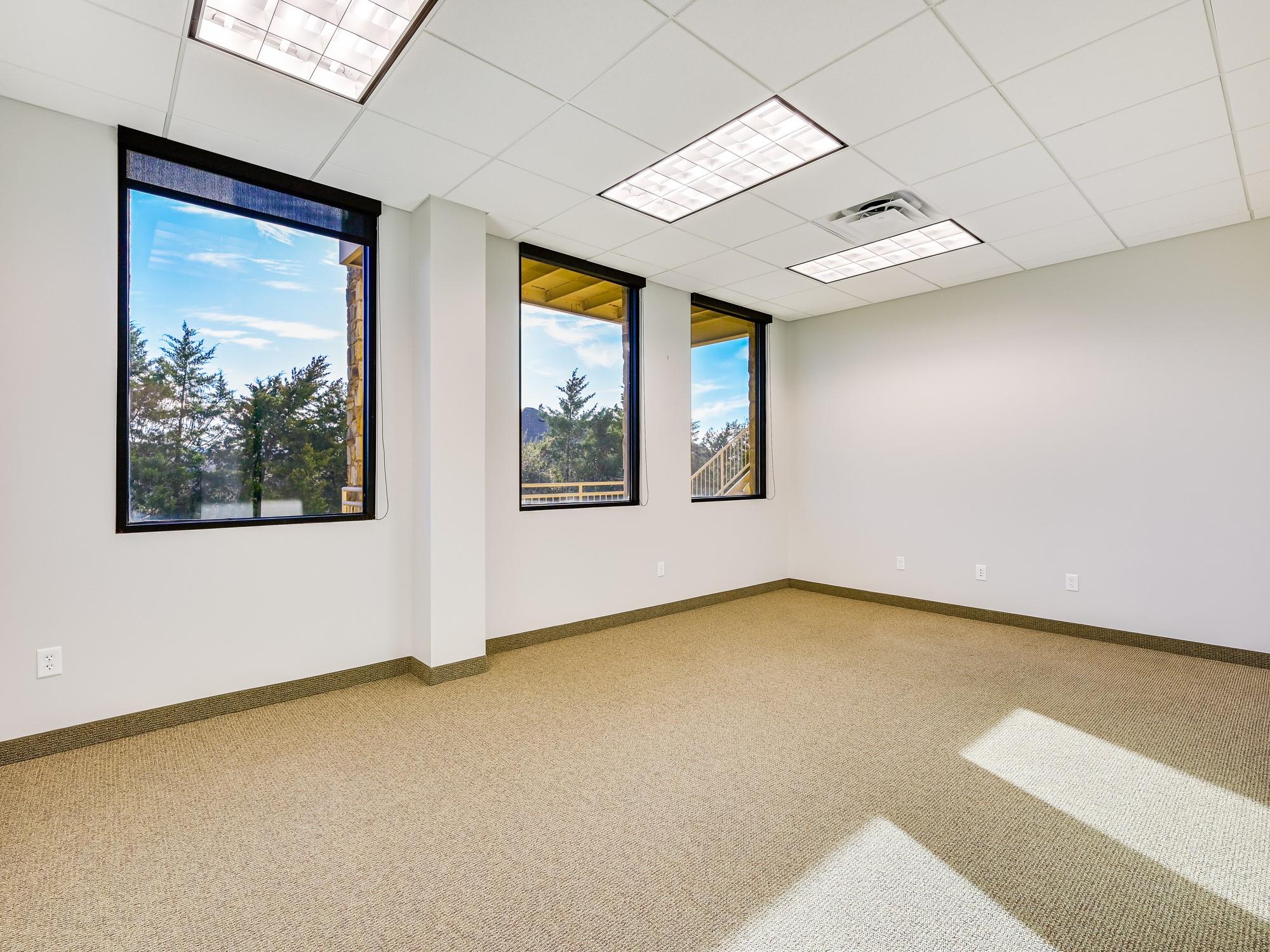 3 Lakeway Centre CT Unit: 110