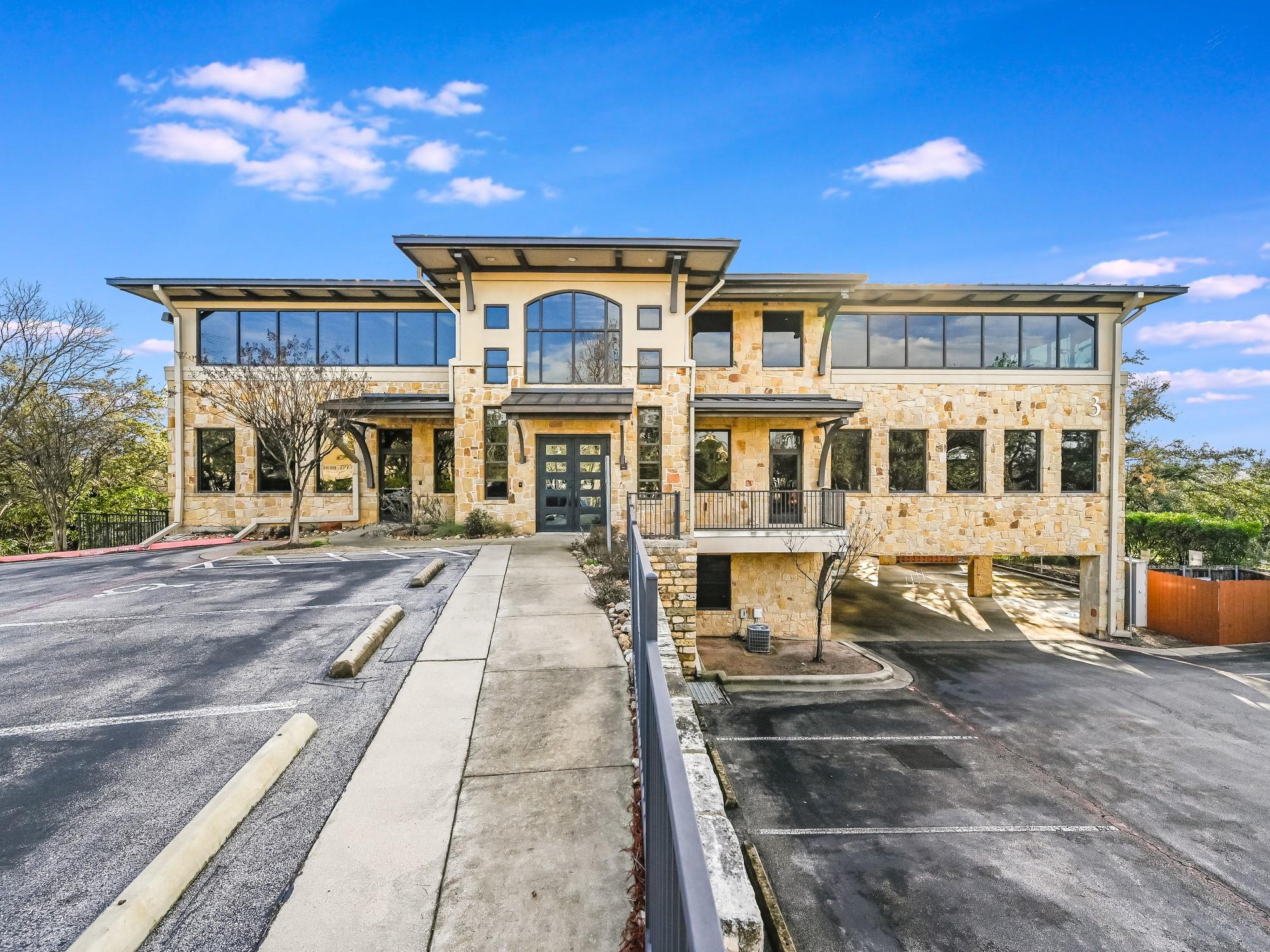 3 Lakeway Centre CT Unit: 110