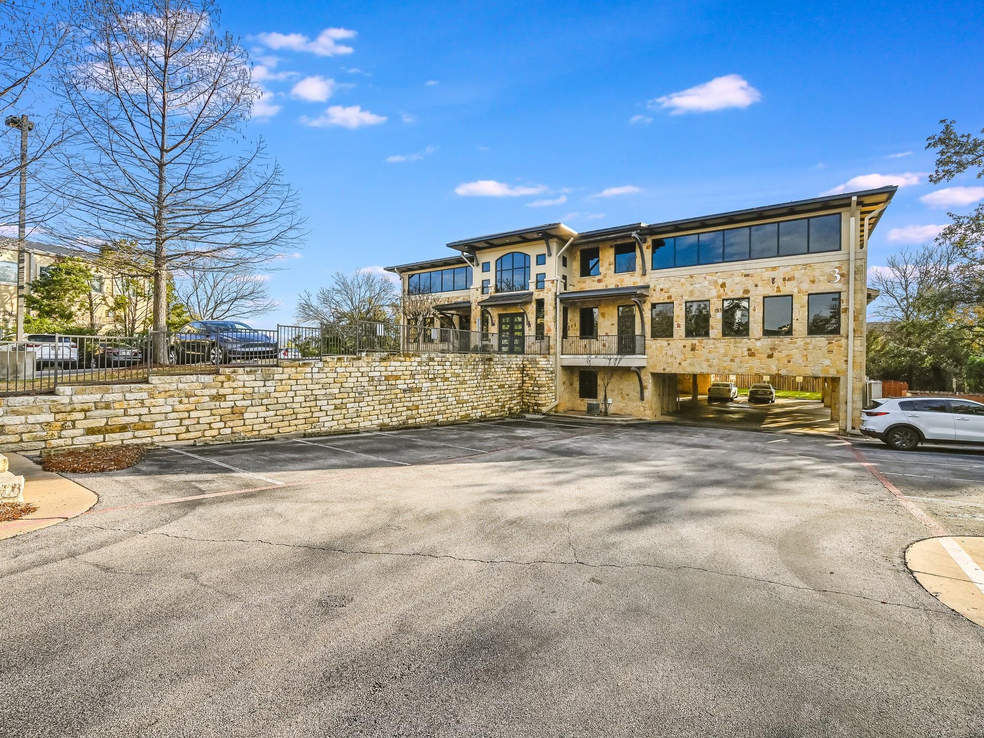 3 Lakeway Centre CT Unit: 110