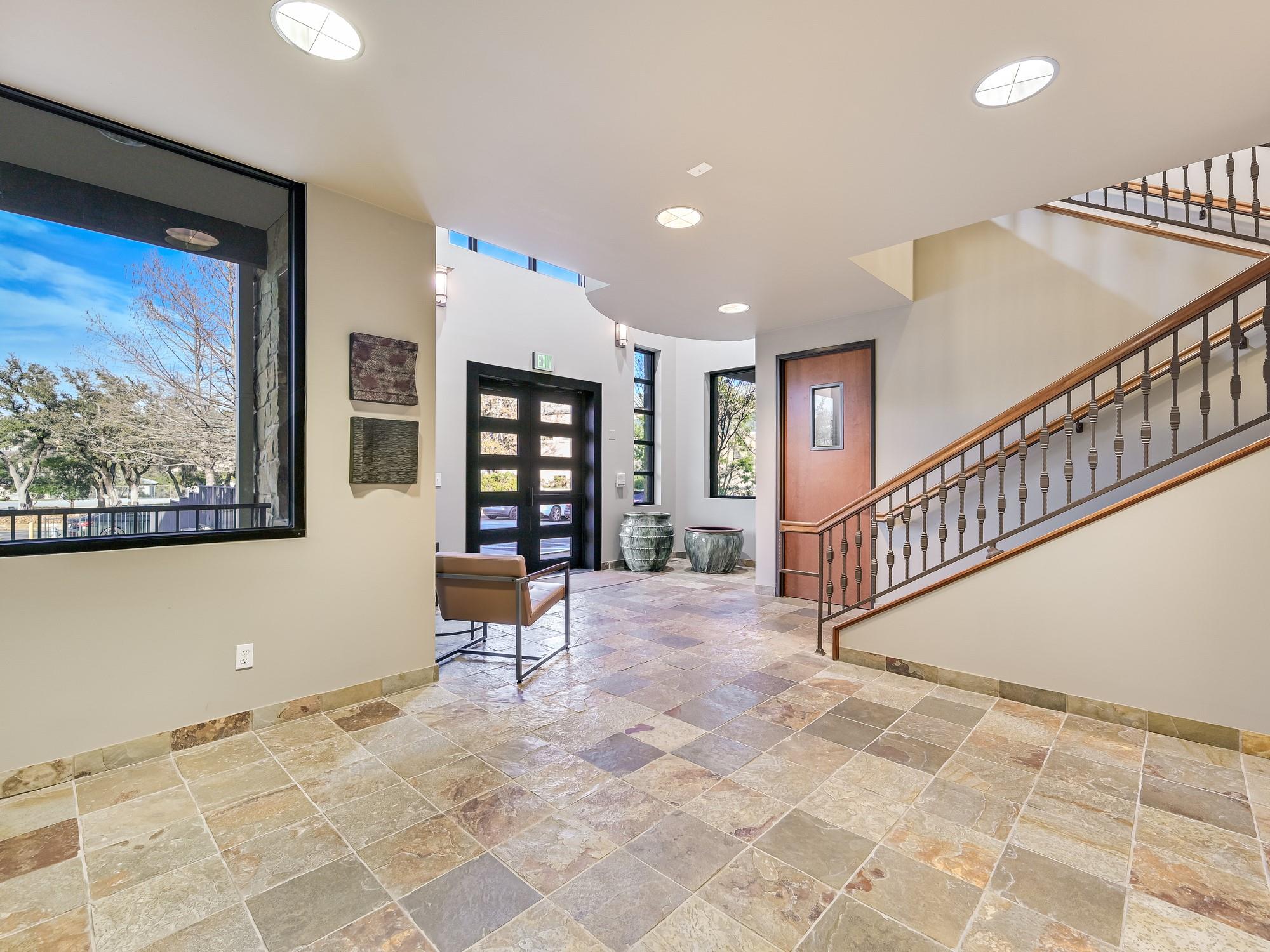 3 Lakeway Centre CT Unit: 110