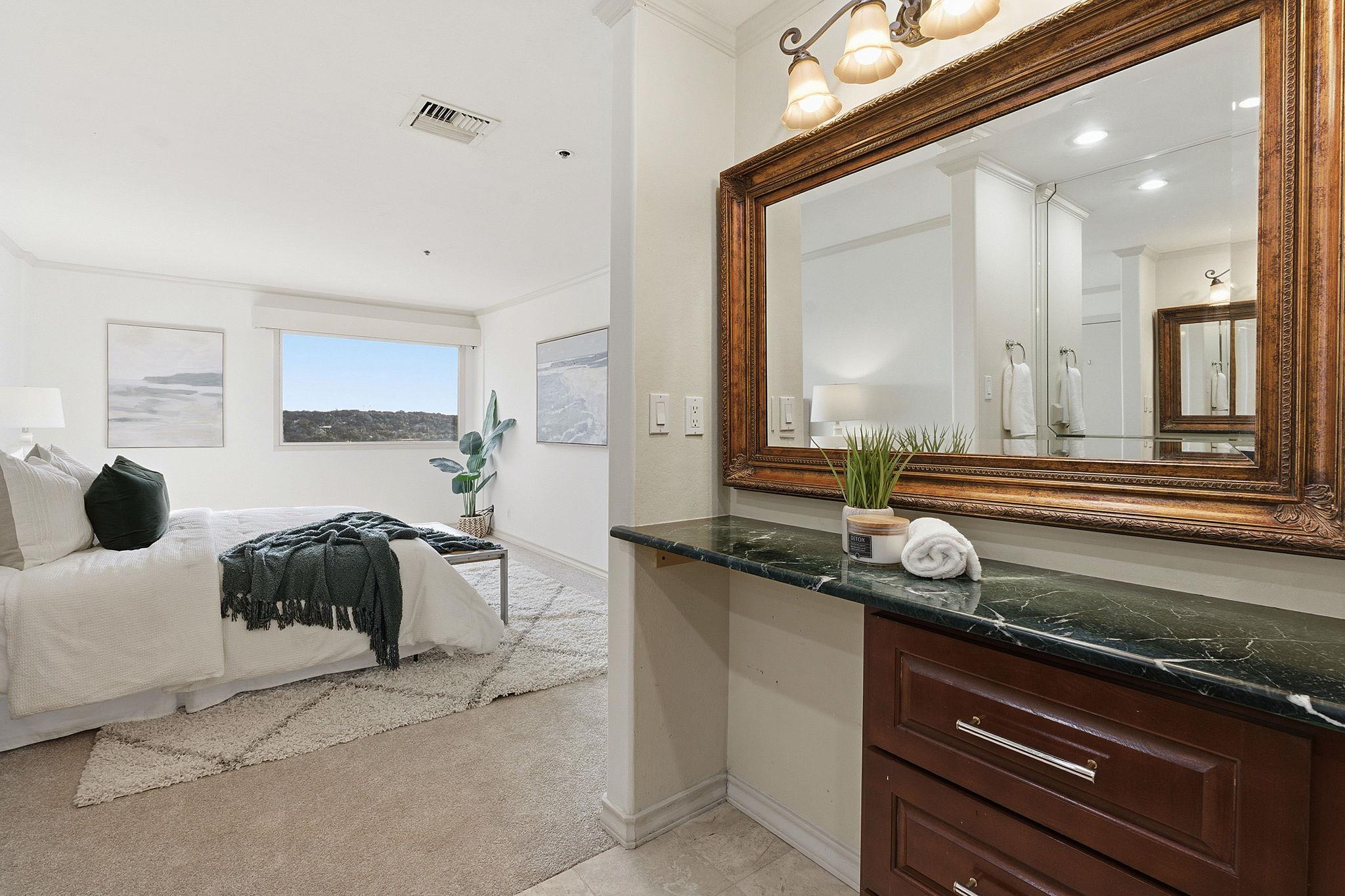 40 N Interstate 35 Highway Unit: 10B4