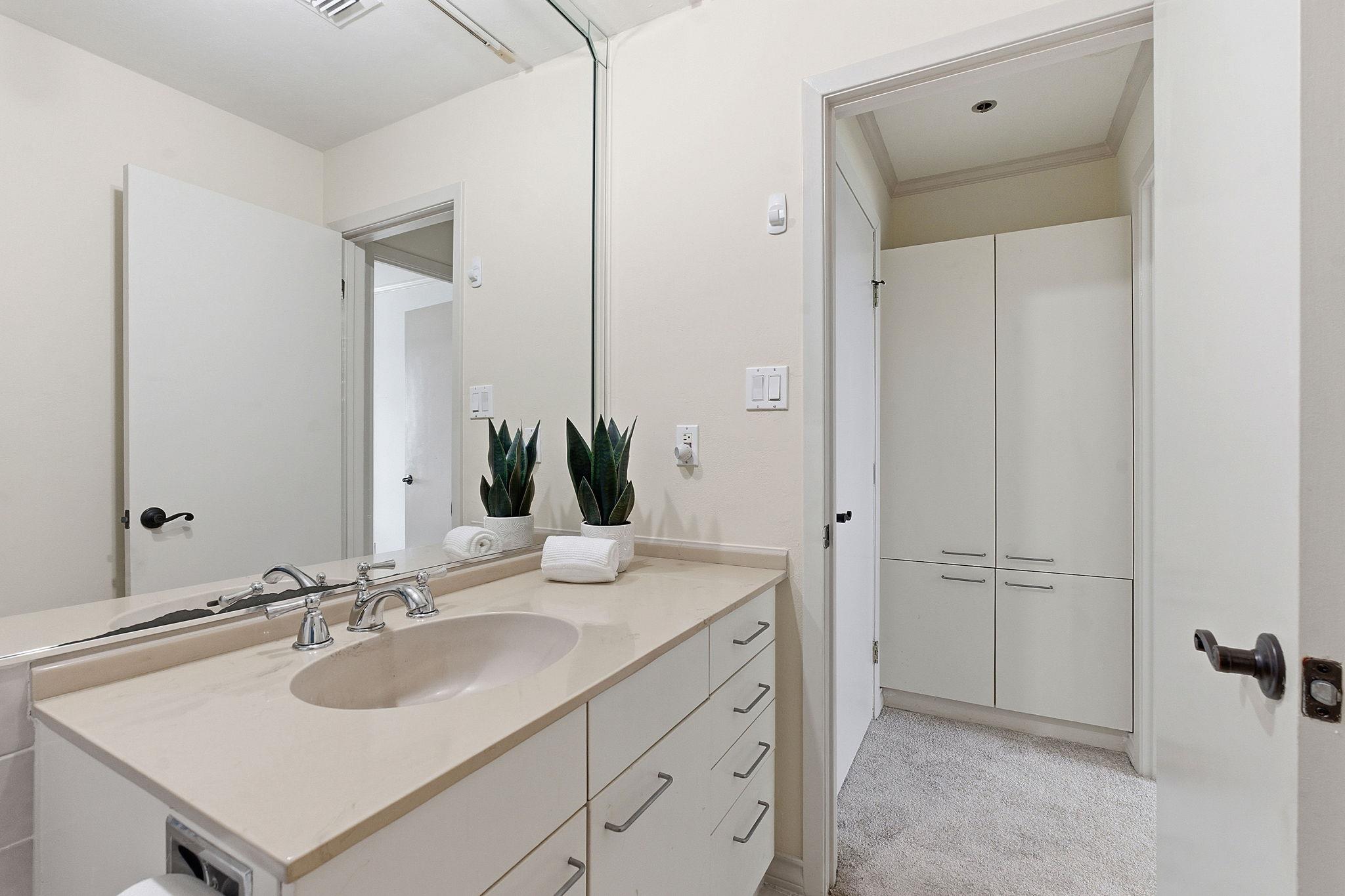 40 N Interstate 35 Highway Unit: 10B4