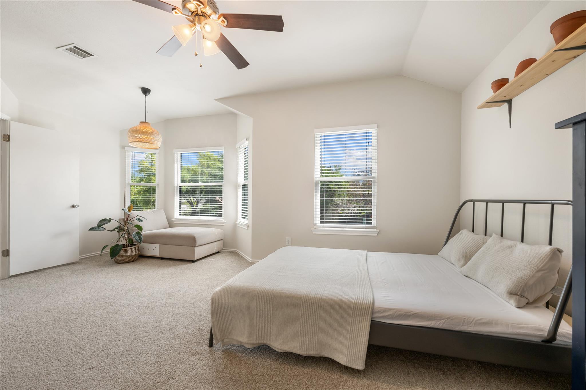 903 Thackeray LN