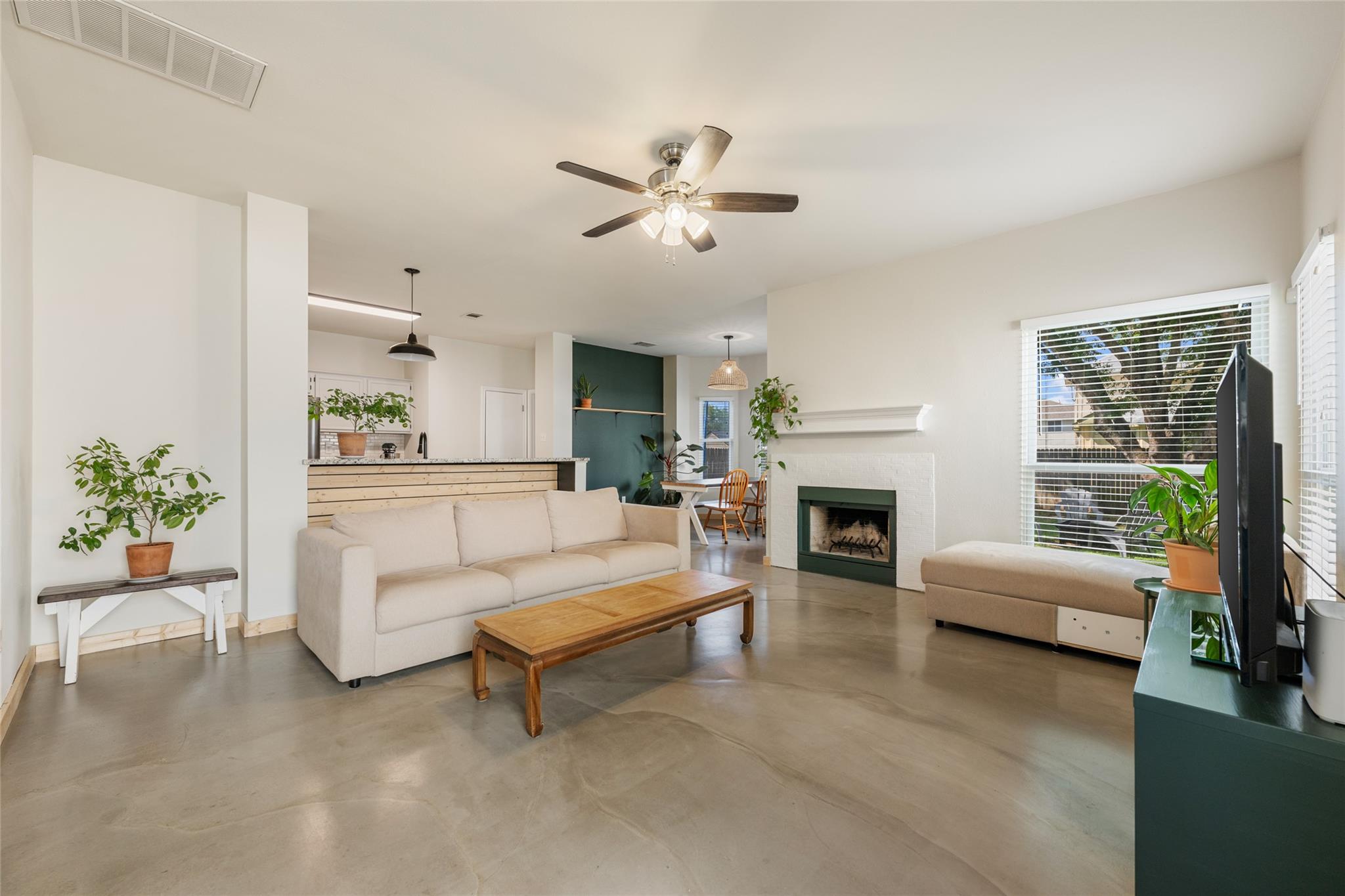 903 Thackeray LN