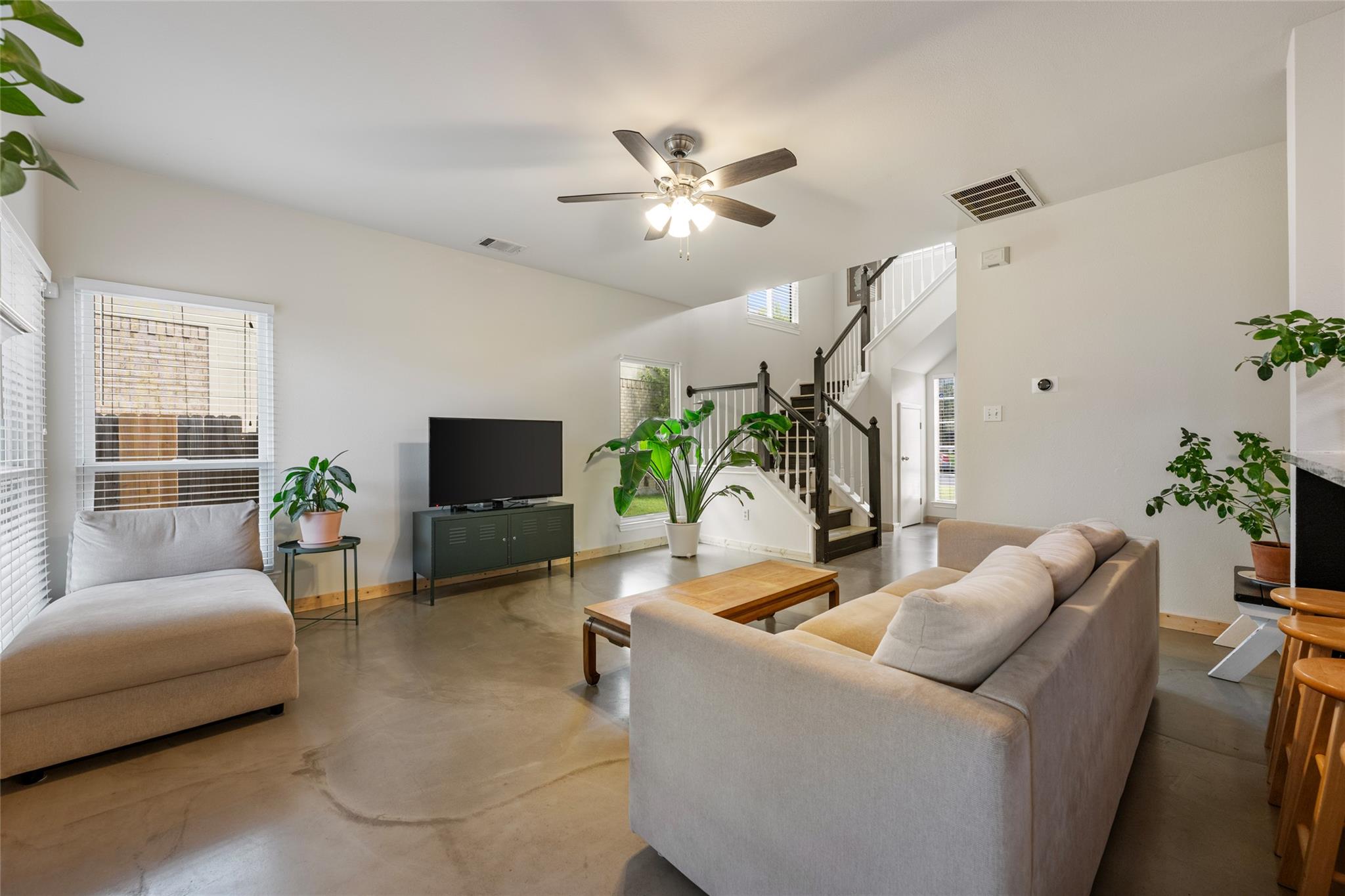 903 Thackeray LN