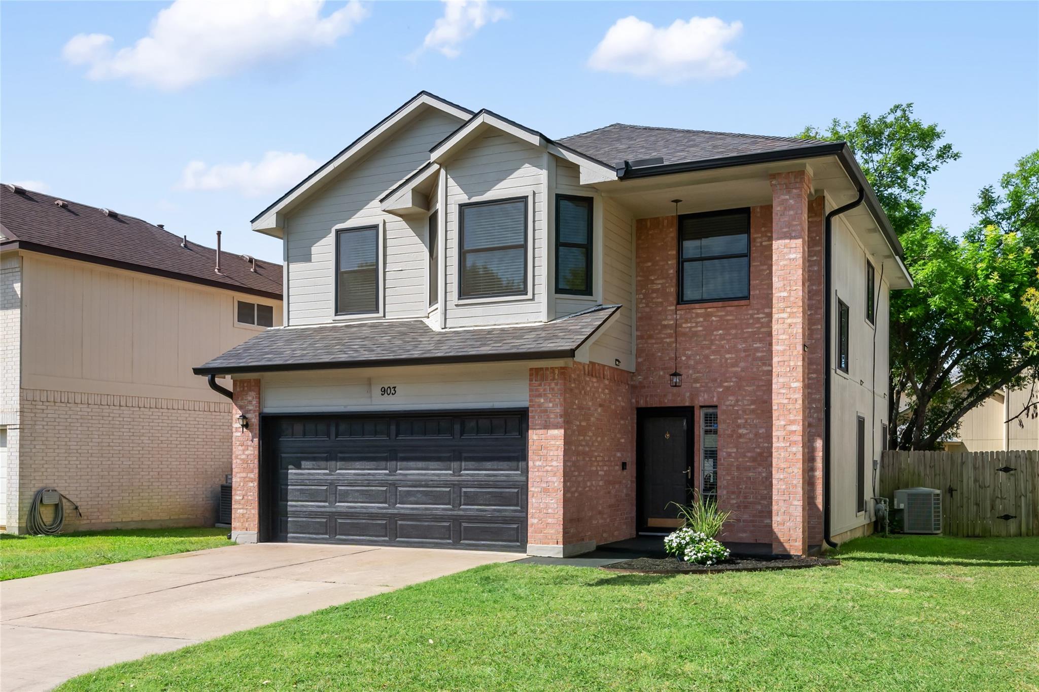 903 Thackeray LN