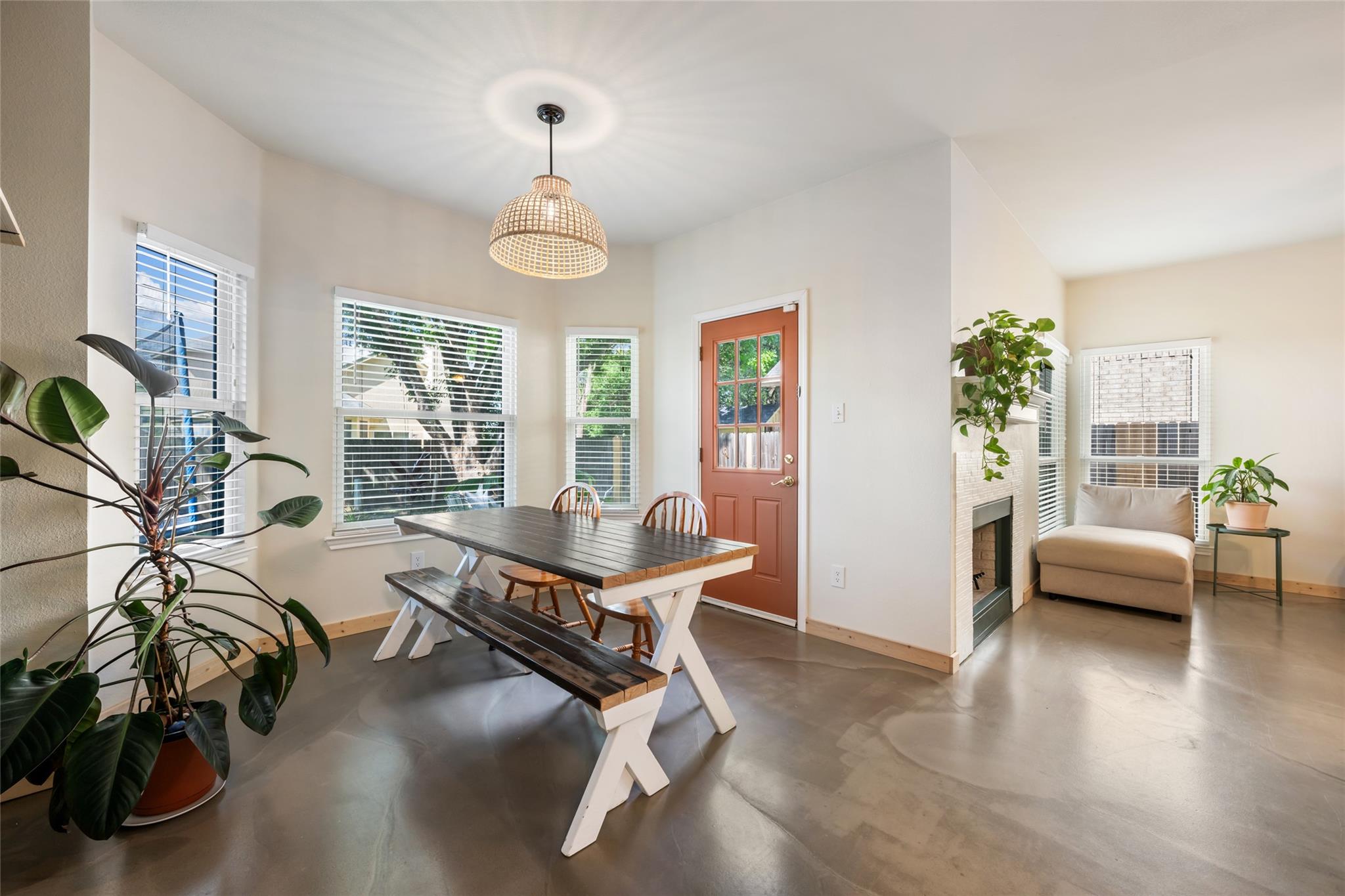 903 Thackeray LN