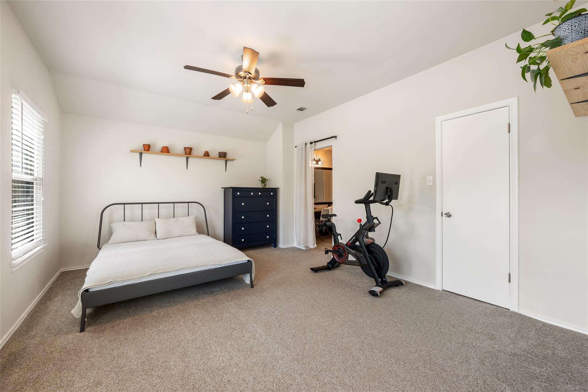 903 Thackeray LN