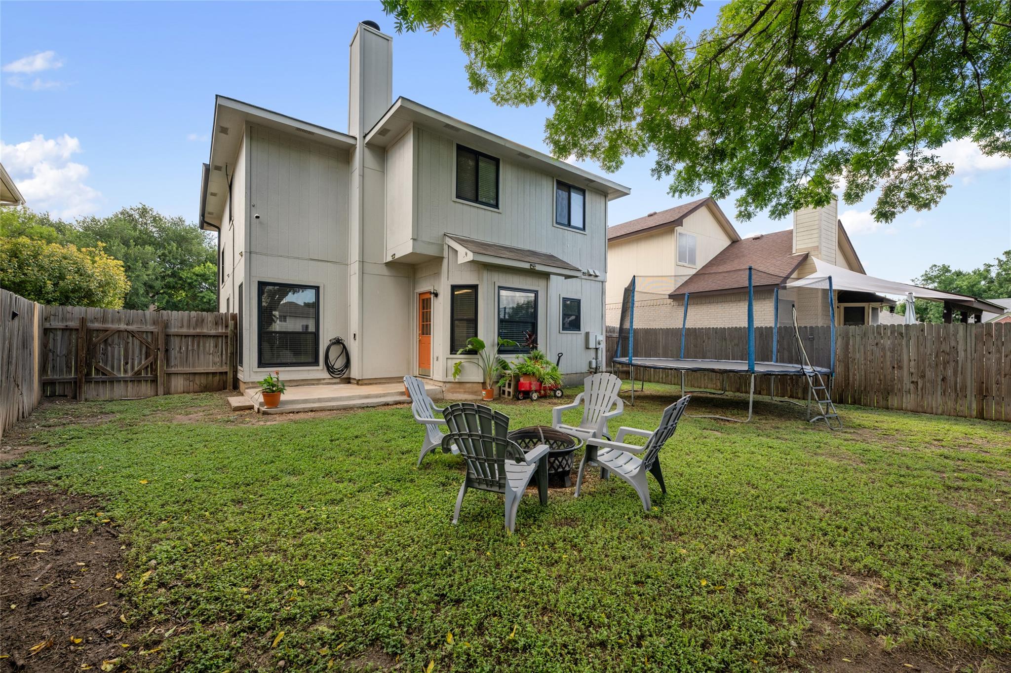903 Thackeray LN