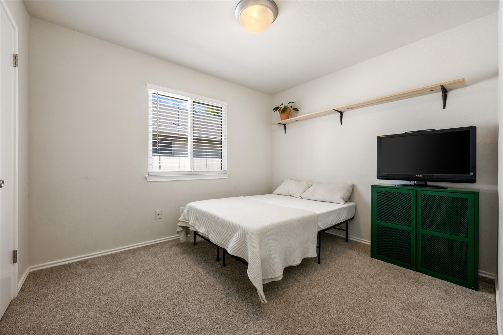 903 Thackeray LN