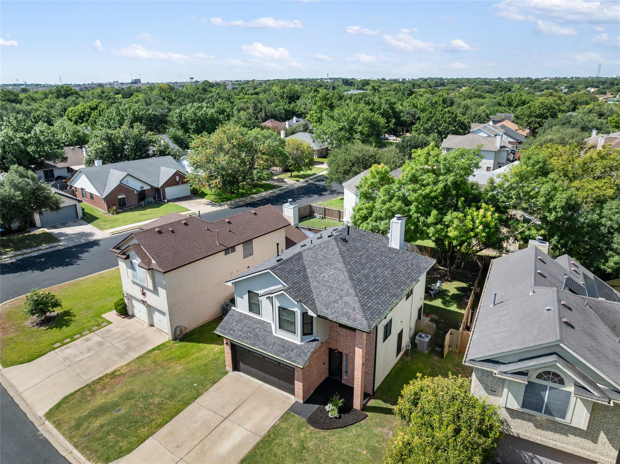 903 Thackeray LN
