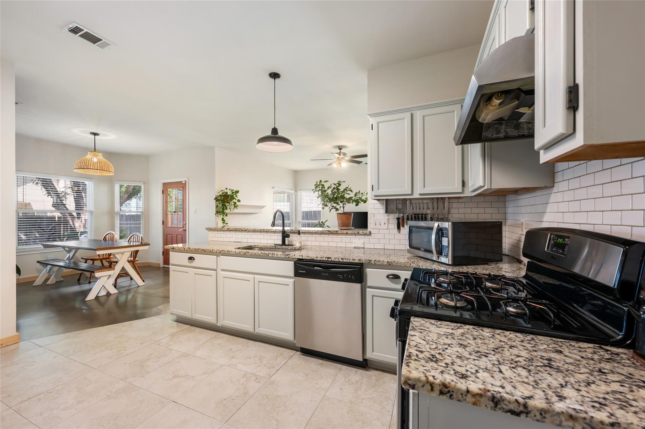 903 Thackeray LN